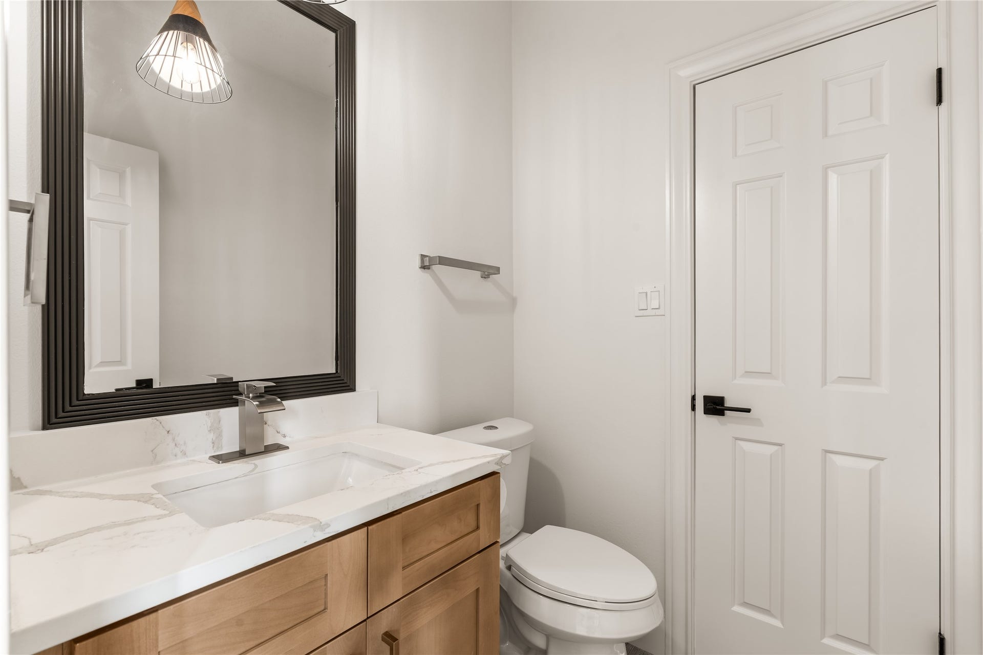 618 Rock Cove, Houston, TX 77079 Downstairs Half Bathroom