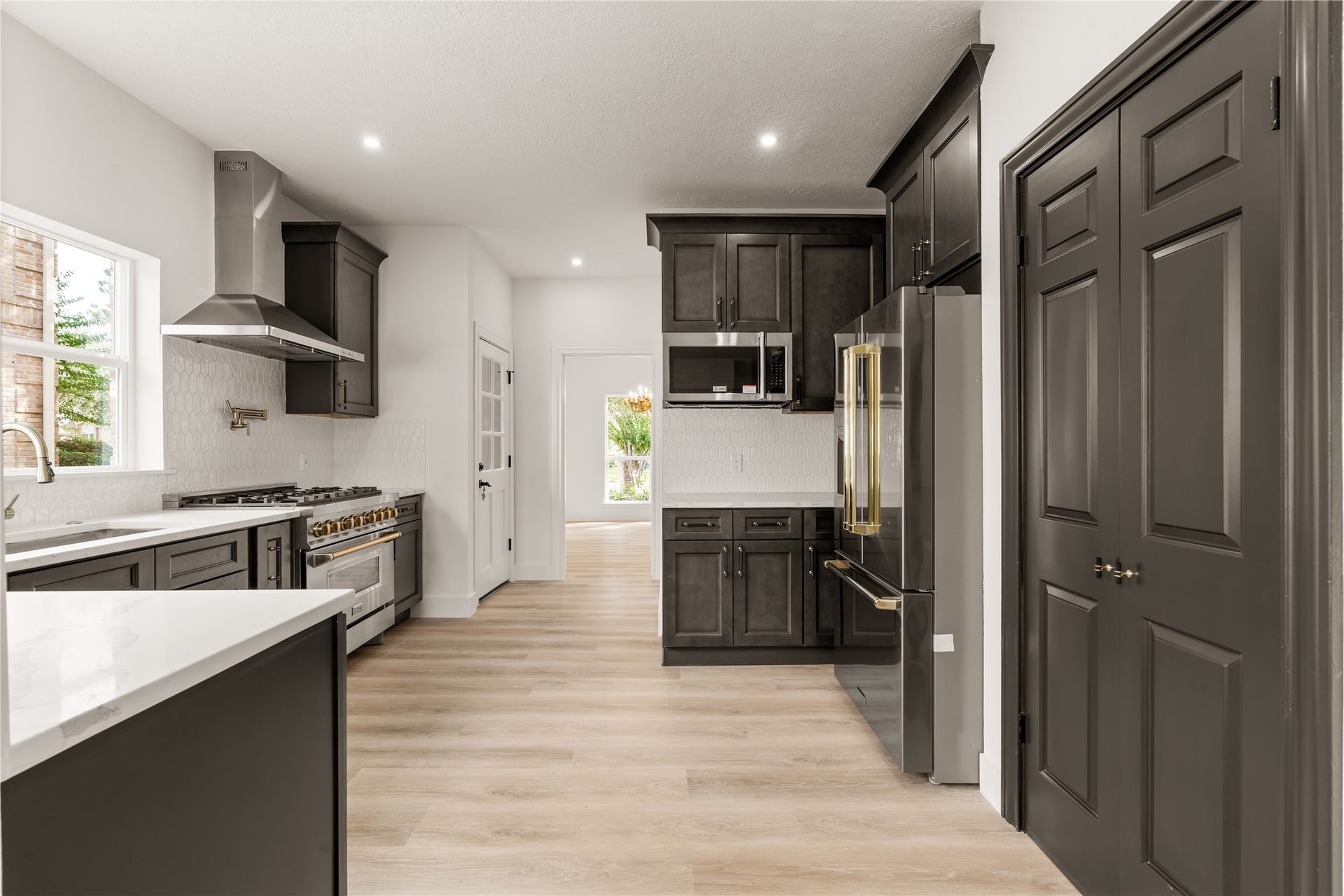 618 Rock Cove, Houston, TX 77079 Kitchen with brand luxury appliances