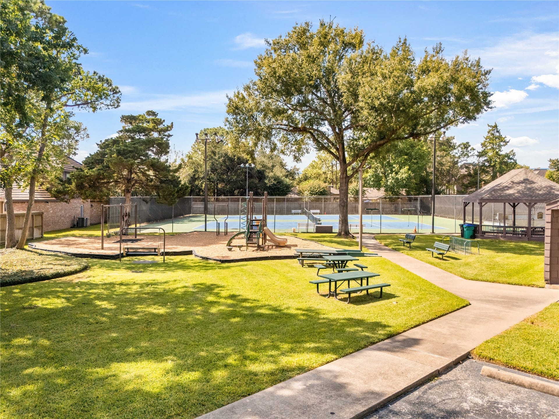 618 Rock Cove, Houston, TX 77079 Community Playground