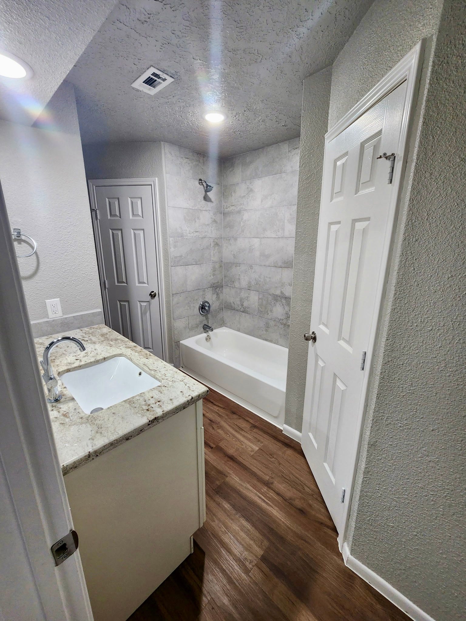 3860 Jasmine Drive, Alvin, TX 77511 On Suite Updated Bath