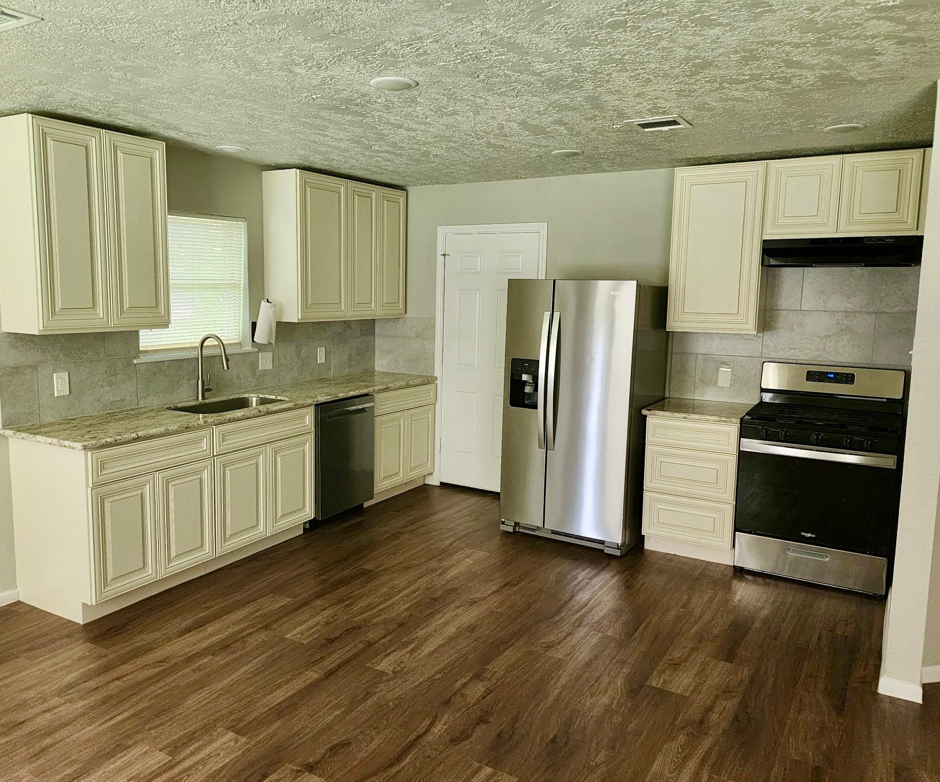 3860 Jasmine Drive, Alvin, TX 77511 Granite Counters