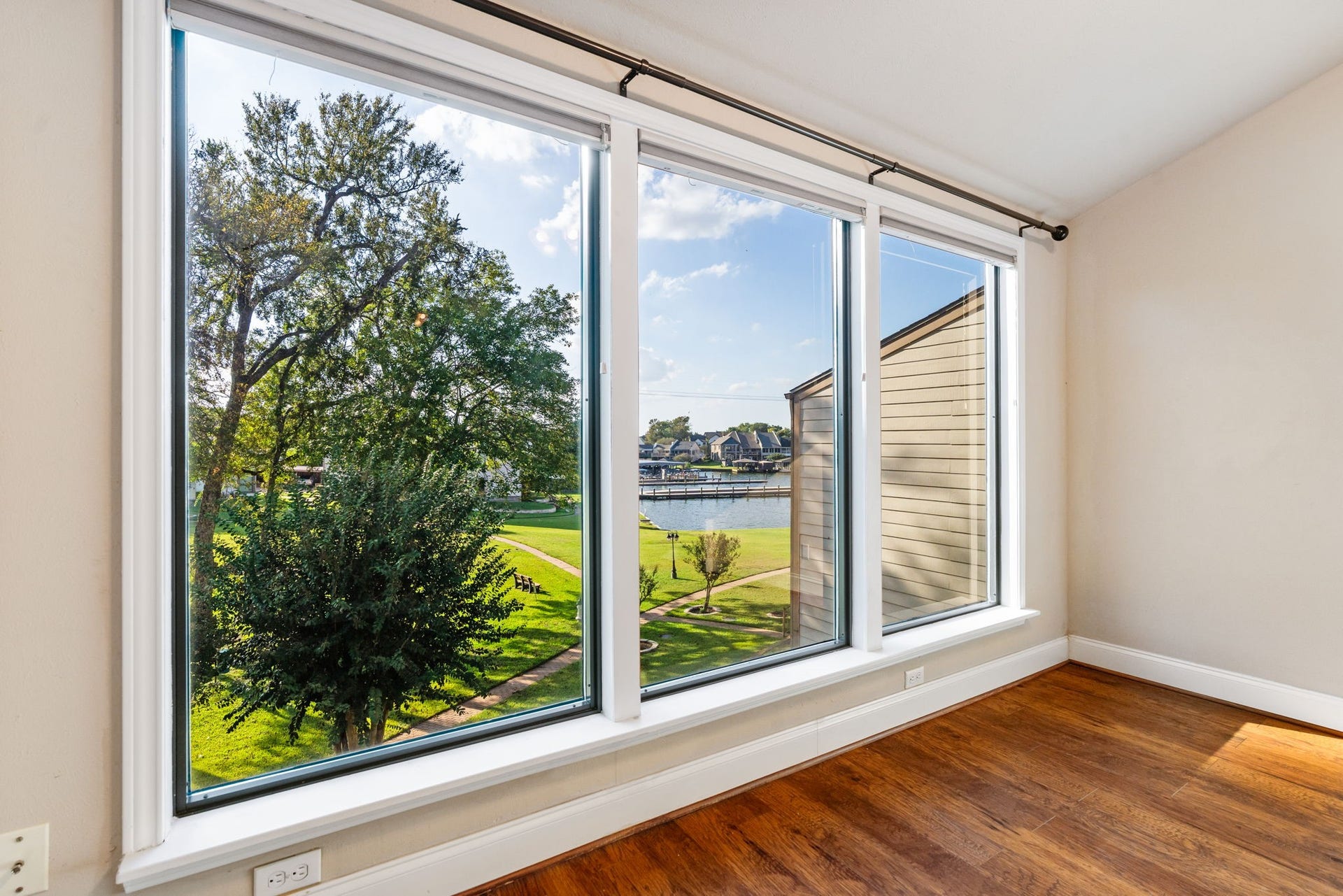 204 Lakeview Terrace, #G, Conroe, TX 77356 Clear glass windows for unobstructed lake views
