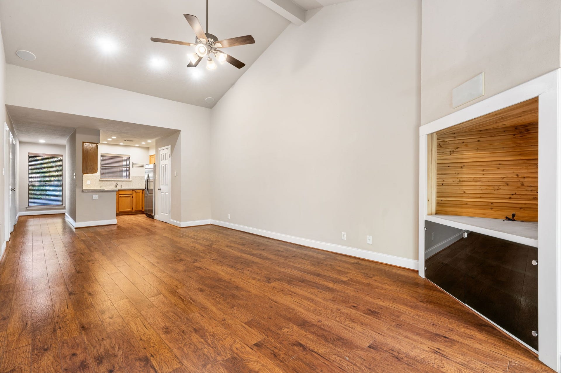 204 Lakeview Terrace, #G, Conroe, TX 77356 Beautiful wood flooring