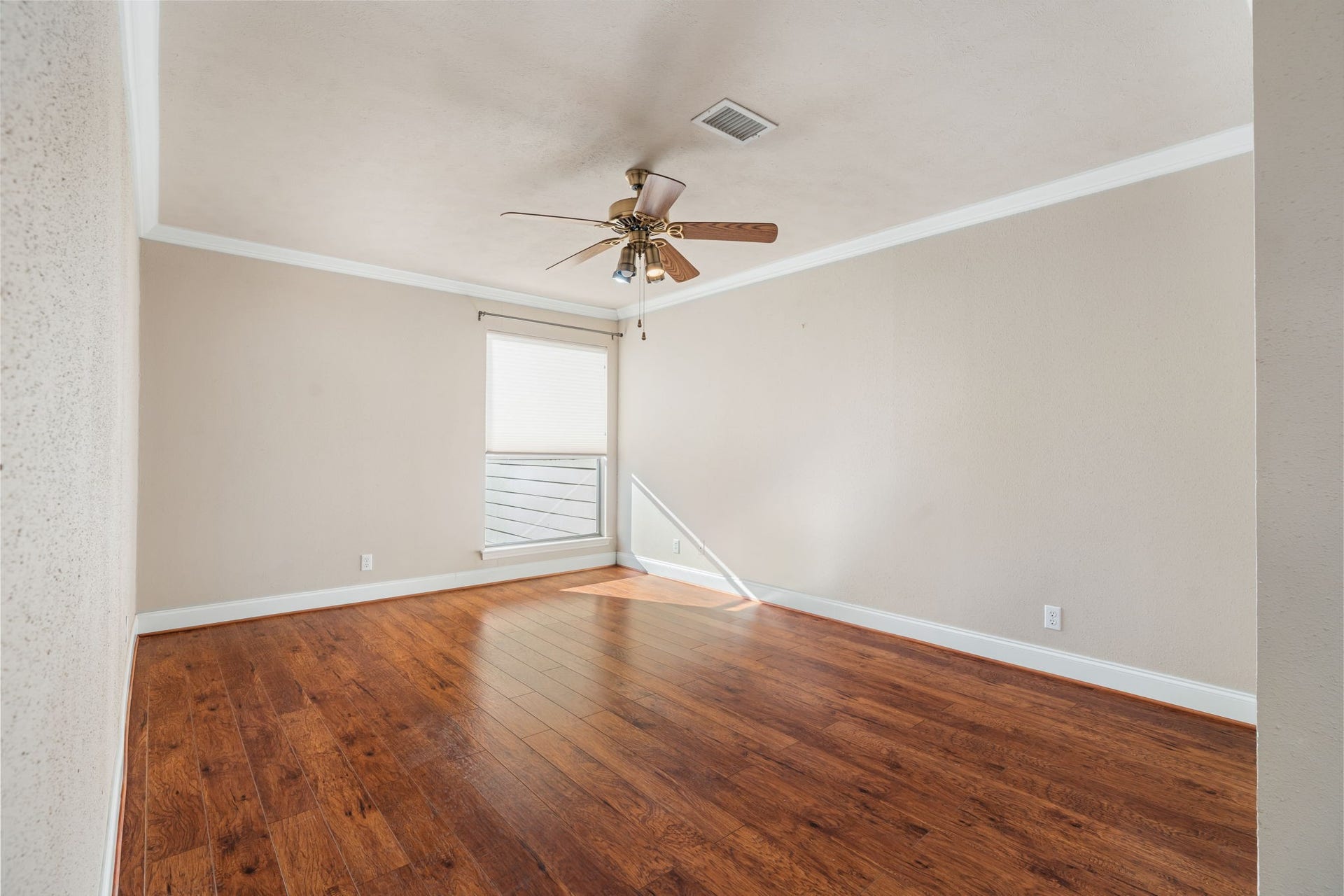 204 Lakeview Terrace, #G, Conroe, TX 77356 Primary bedroom with crown molding