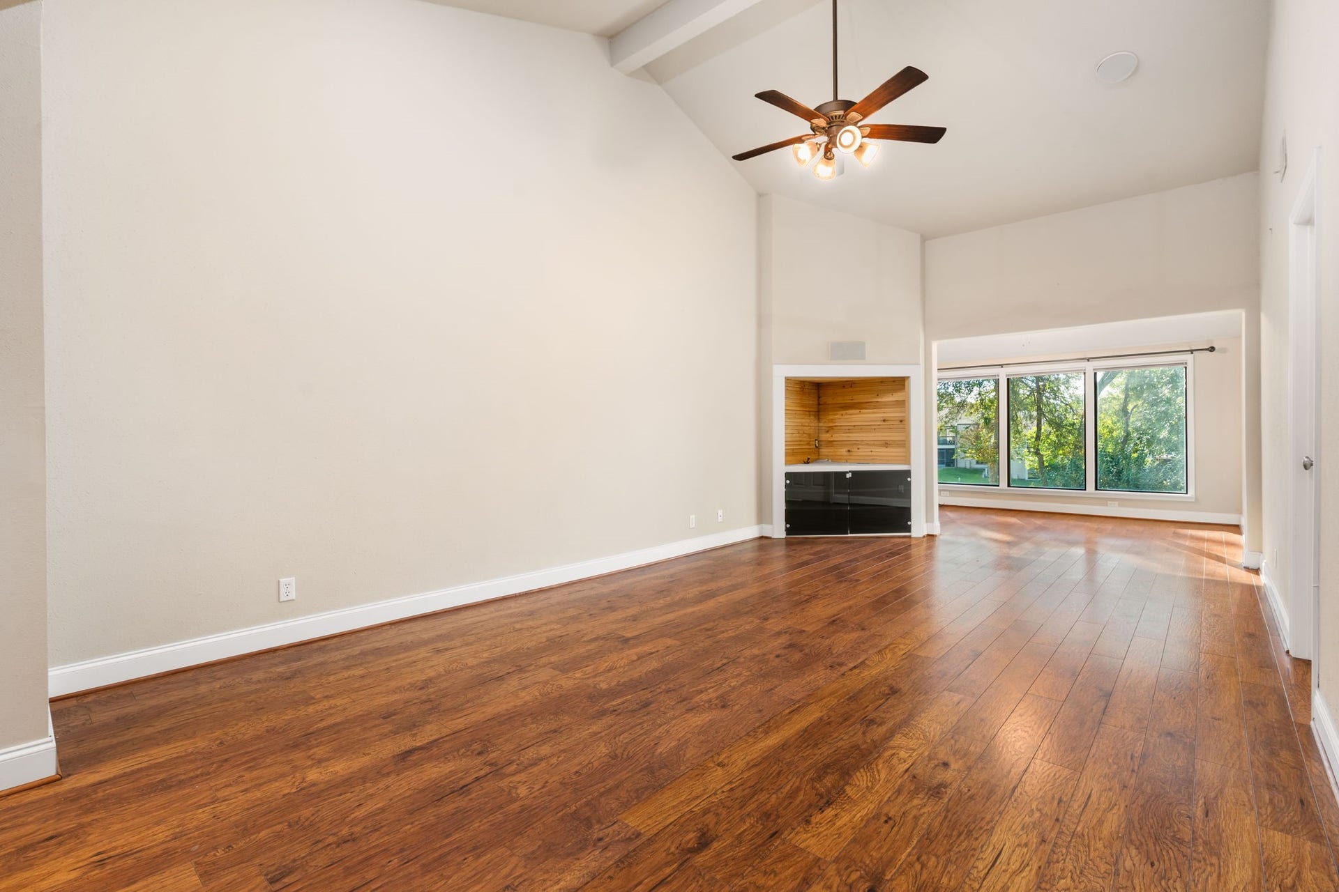 204 Lakeview Terrace, #G, Conroe, TX 77356 Spacious living and dining area