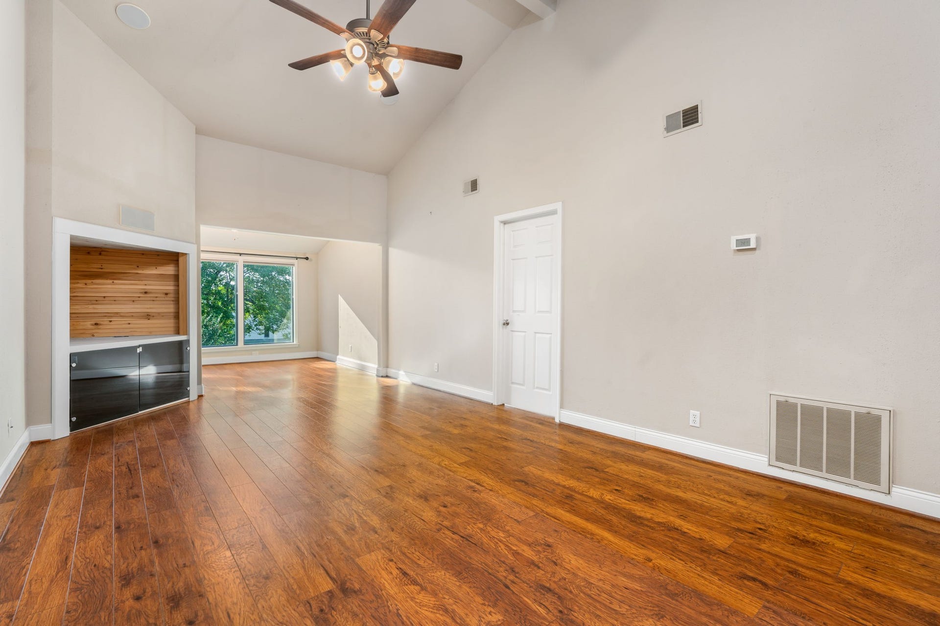 204 Lakeview Terrace, #G, Conroe, TX 77356 This unit features high ceilings