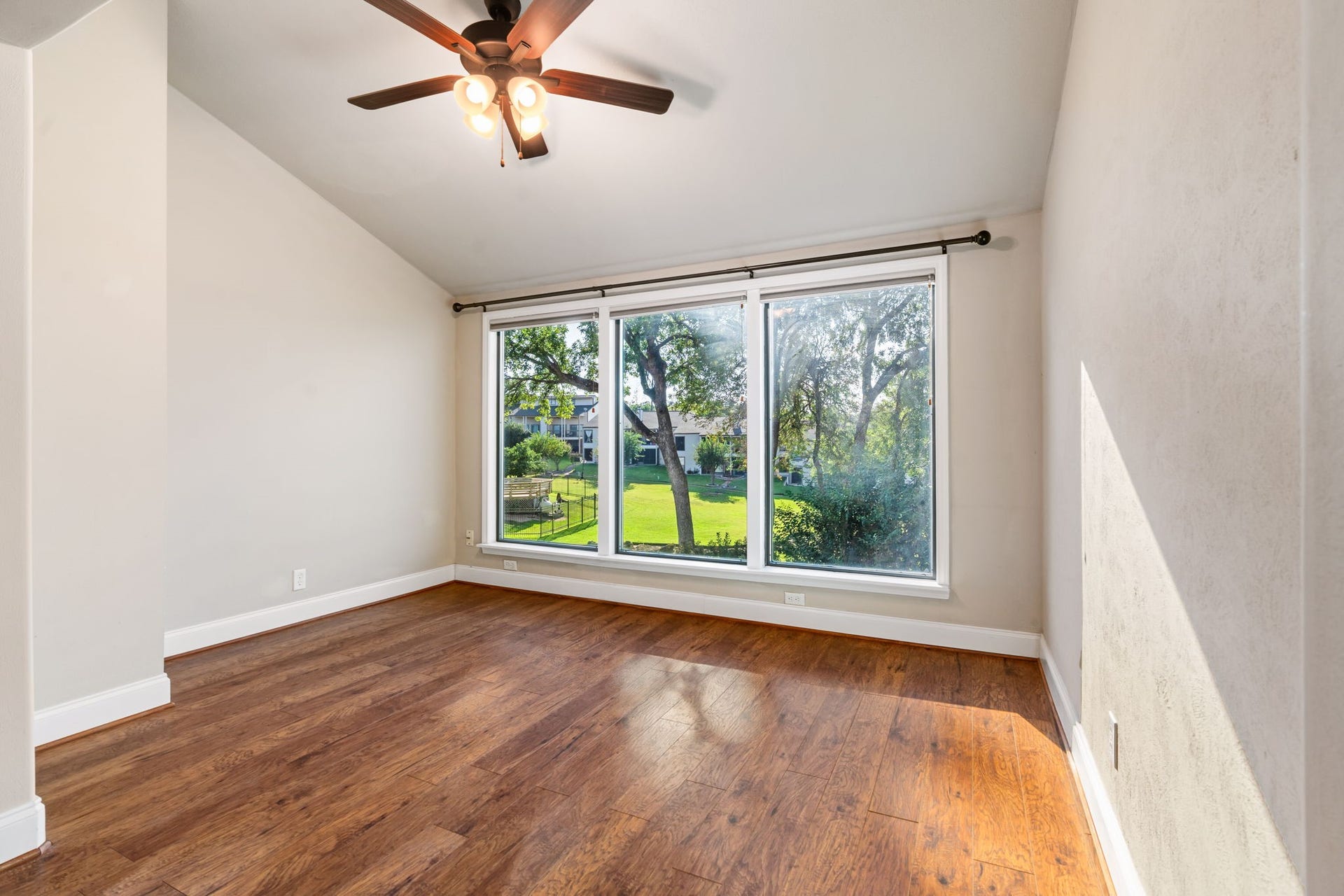 204 Lakeview Terrace, #G, Conroe, TX 77356 Enclosed patio for additional square footage
