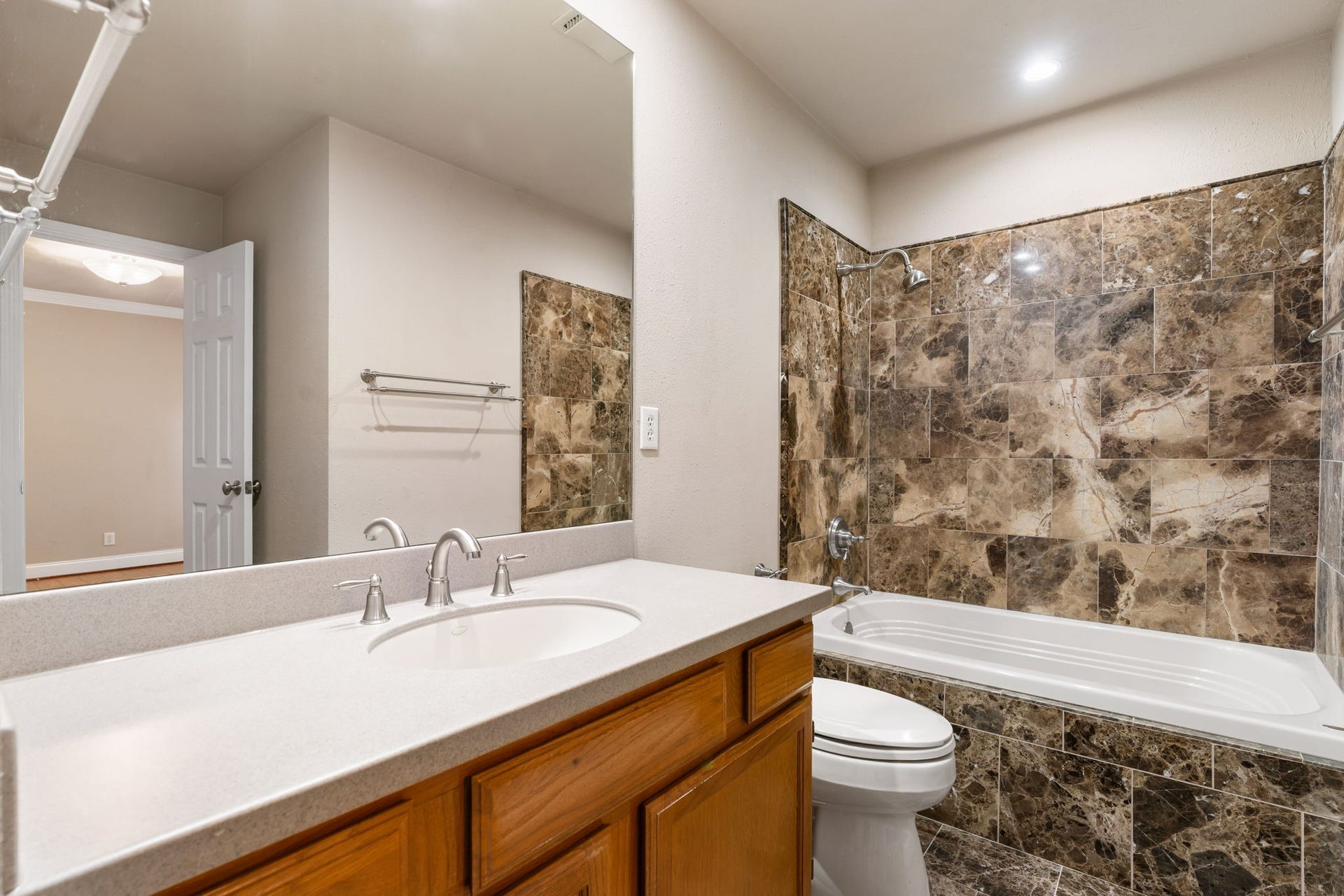 204 Lakeview Terrace, #G, Conroe, TX 77356 Secondary bathroom