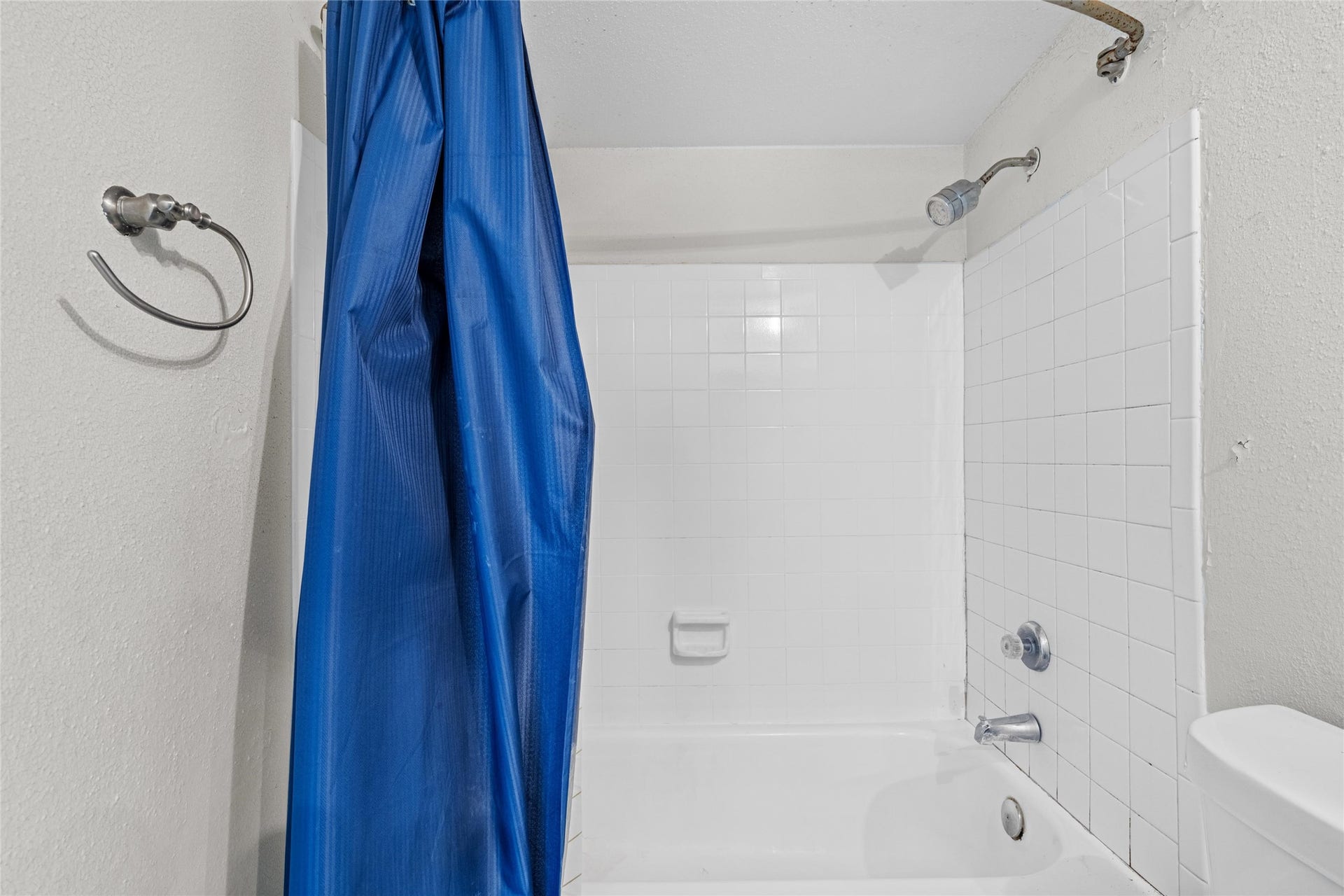 3900 Woodchase Drive, #162, Houston, TX 77042 Full bathroom includes a tub and shower combination with convenient everyday functionality.