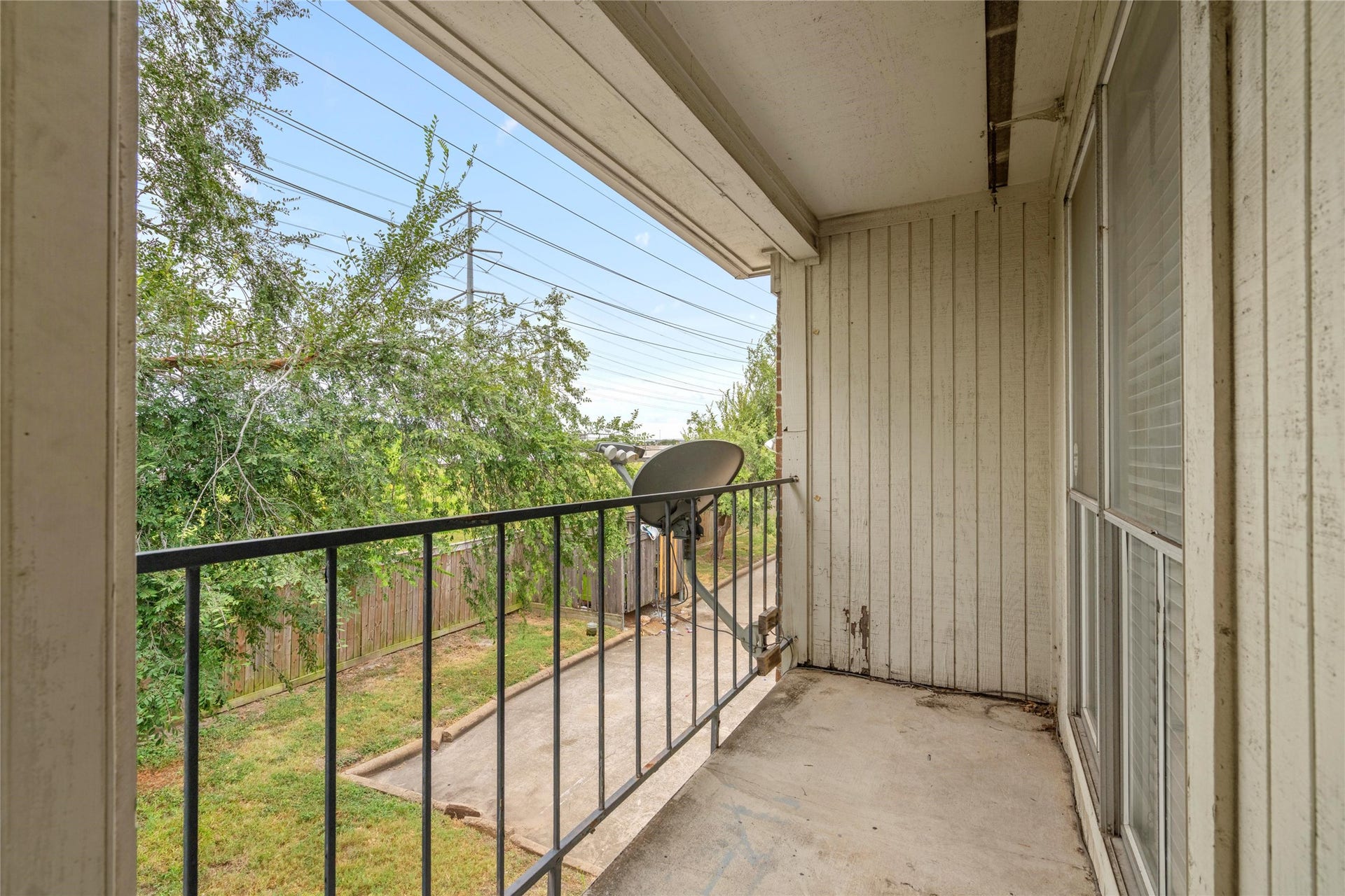3900 Woodchase Drive, #162, Houston, TX 77042 Private second-floor balcony extends the living space outdoors and provides an opportunity to create a comfortable outdoor retreat.