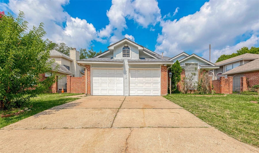 Property photo for 9310 Corner Oaks Ln, Houston, TX