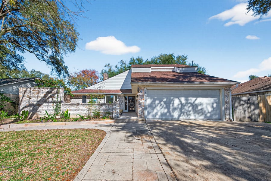 Property photo for 15718 Cascade Point Drive, Houston, TX