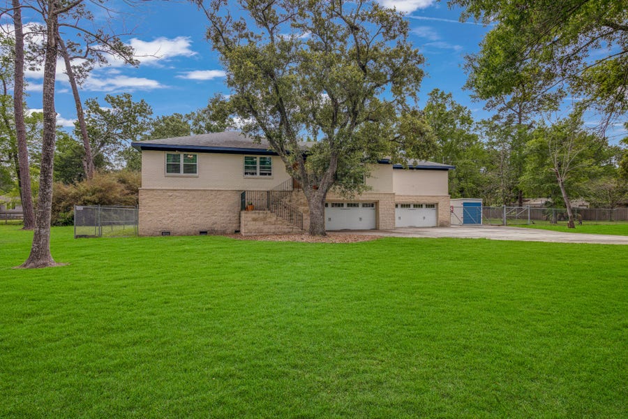 Property photo for 1010 Rosewood Drive, Dickinson, TX