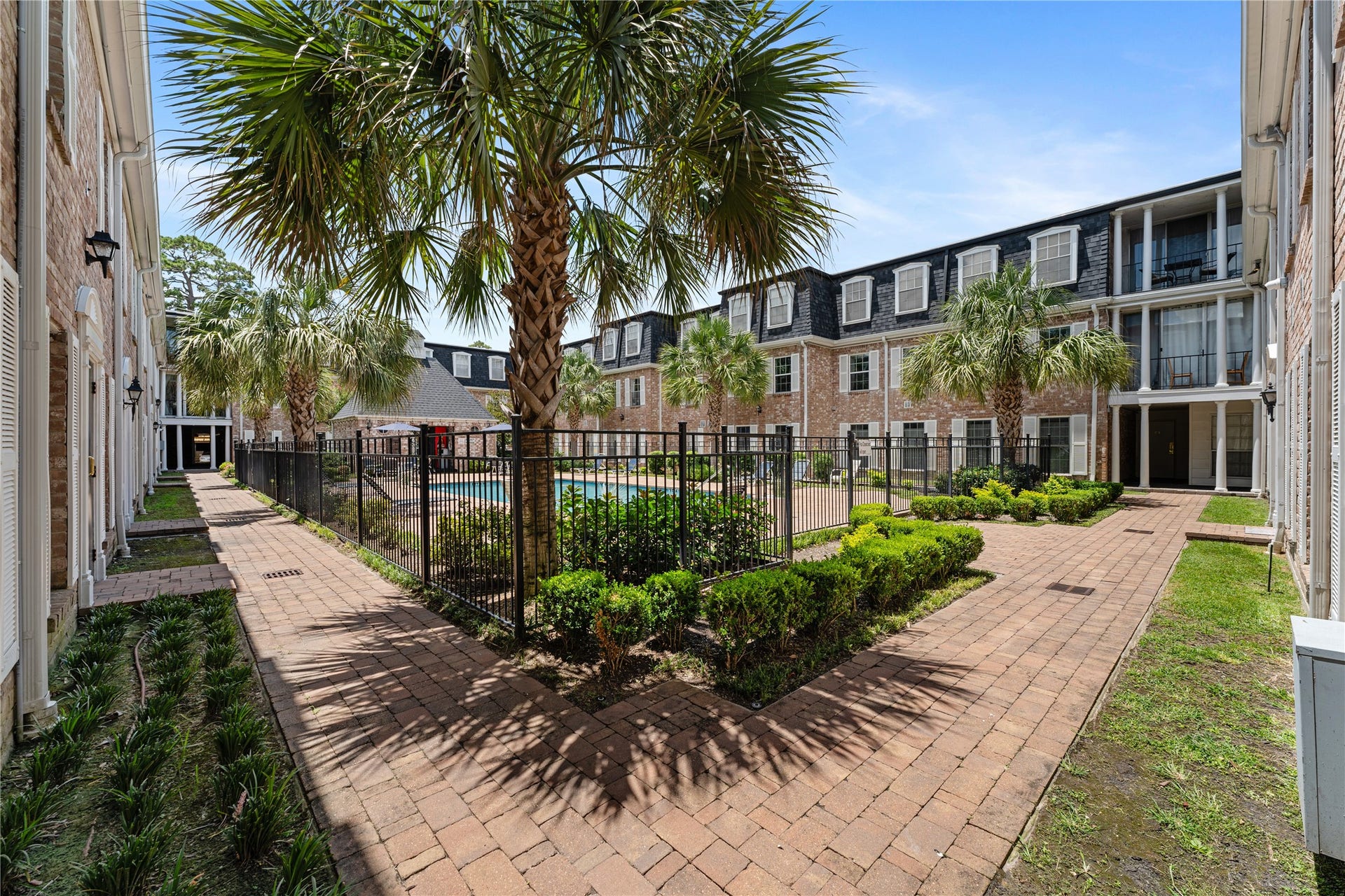 359 N Post Oak Lane, #127, Houston, TX 77024 Located Conveniently Right On Courtyard