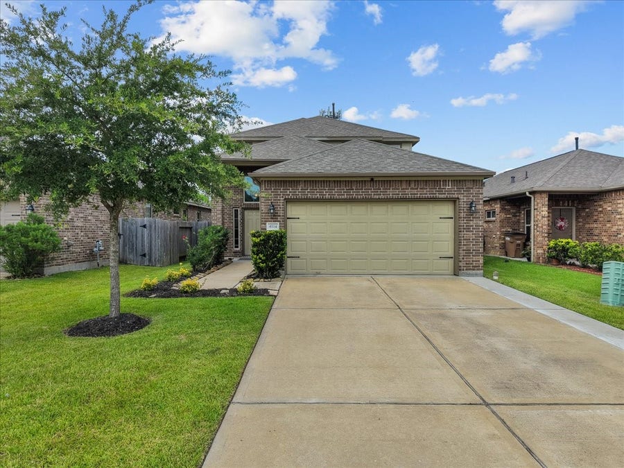 Property photo for 4114 W Bayou Maison Circle, Dickinson, TX