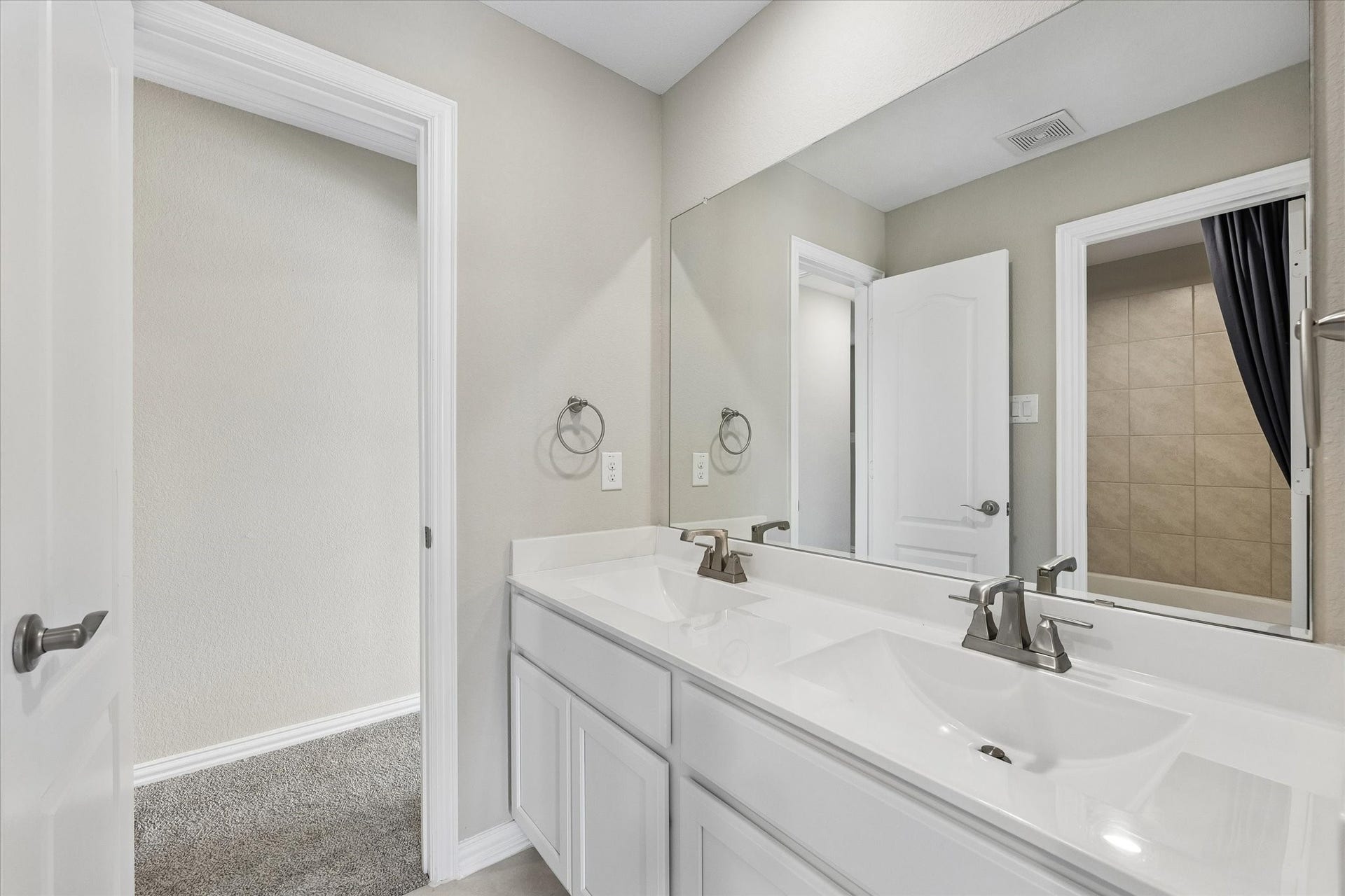 317 Merlot Drive, Alvin, TX 77511 Upstairs shared bathroom