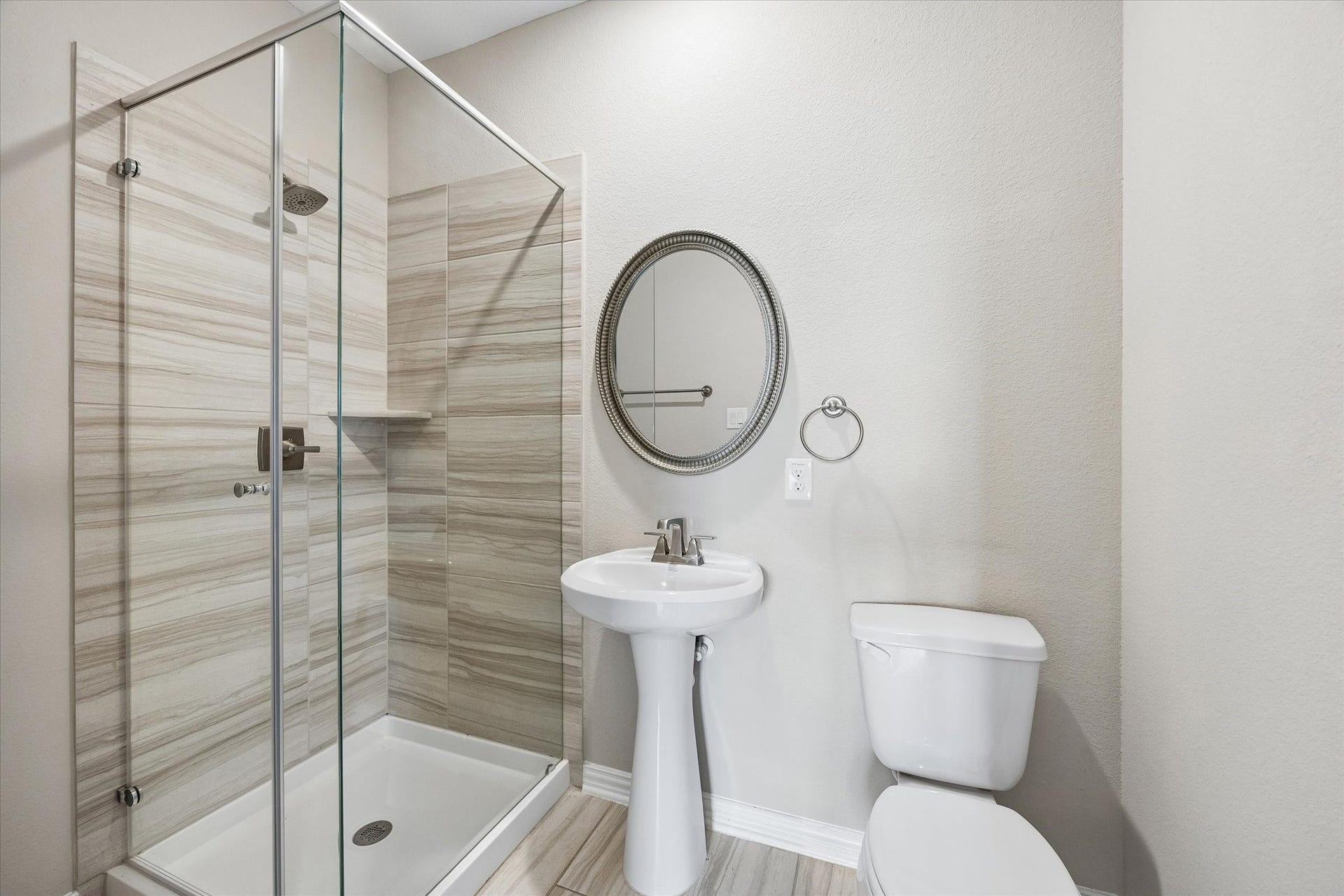 317 Merlot Drive, Alvin, TX 77511 Downstairs Secondary Bathroom