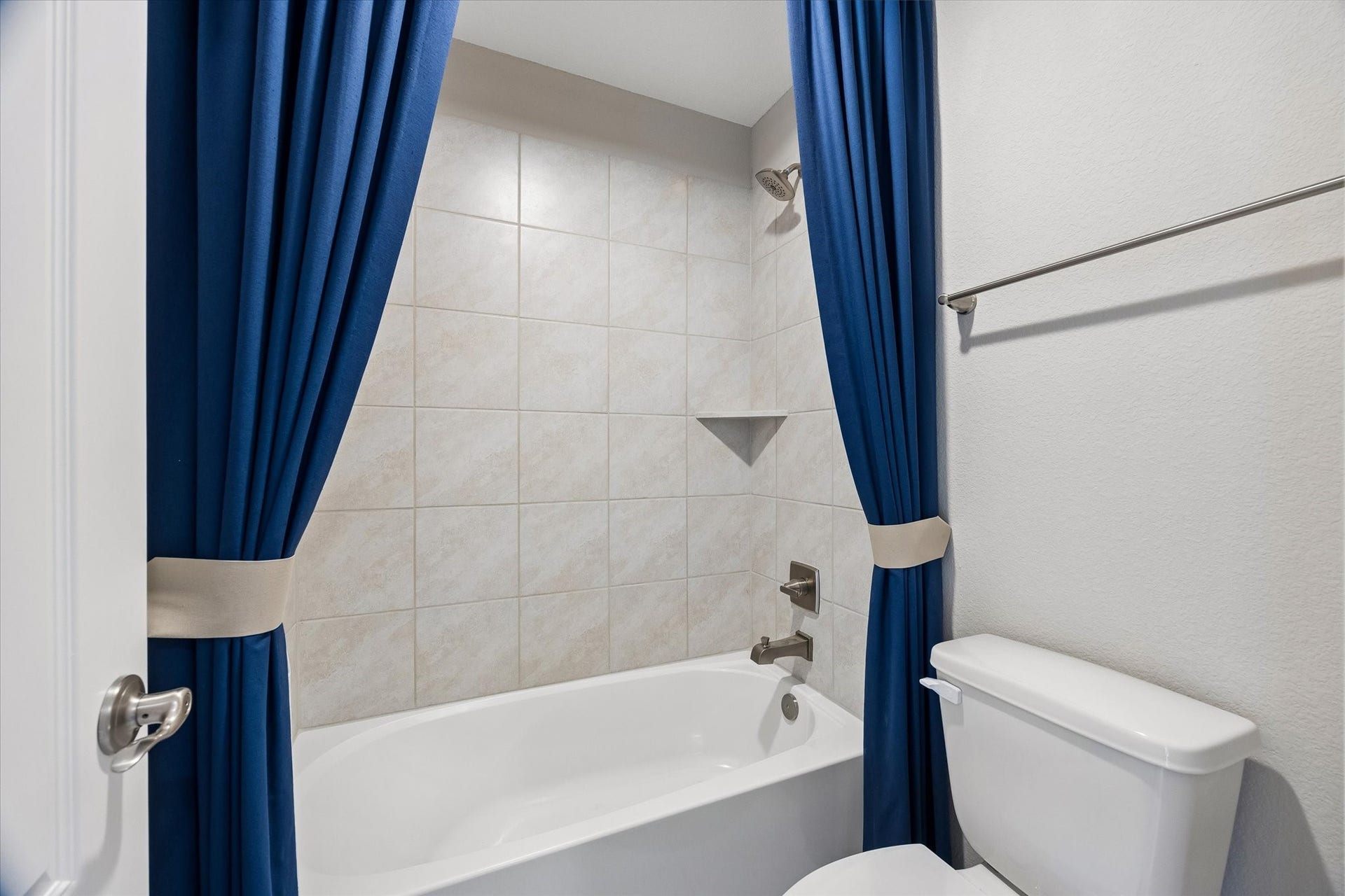 317 Merlot Drive, Alvin, TX 77511 Upstairs shared bathroom