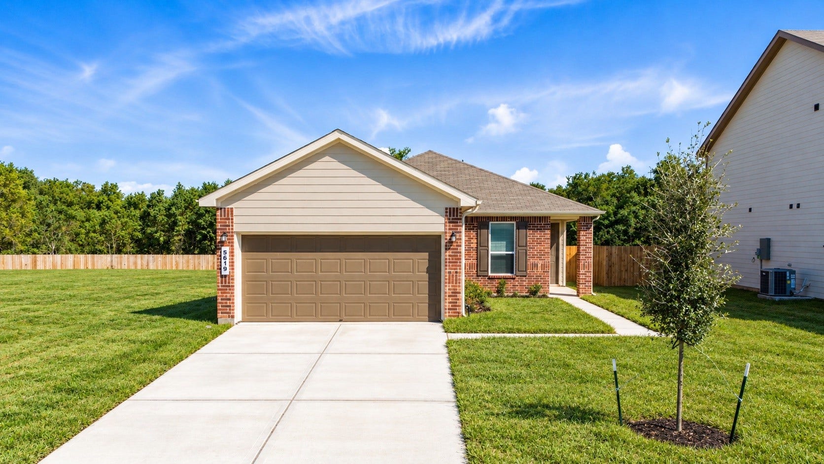 5619 Blackbird Lane, Hitchcock, TX 77563 Don't miss the opportunity to make this gorgeous KB Home yours! Schedule your private tour today.