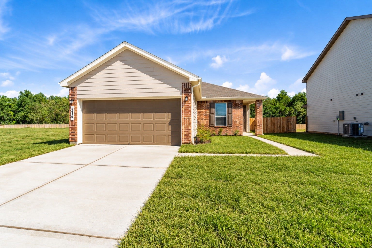 5619 Blackbird Lane, Hitchcock, TX 77563 Welcome to 5619 Blackbird Lane located in Sunset Grove and zoned to Hitchcock ISD.