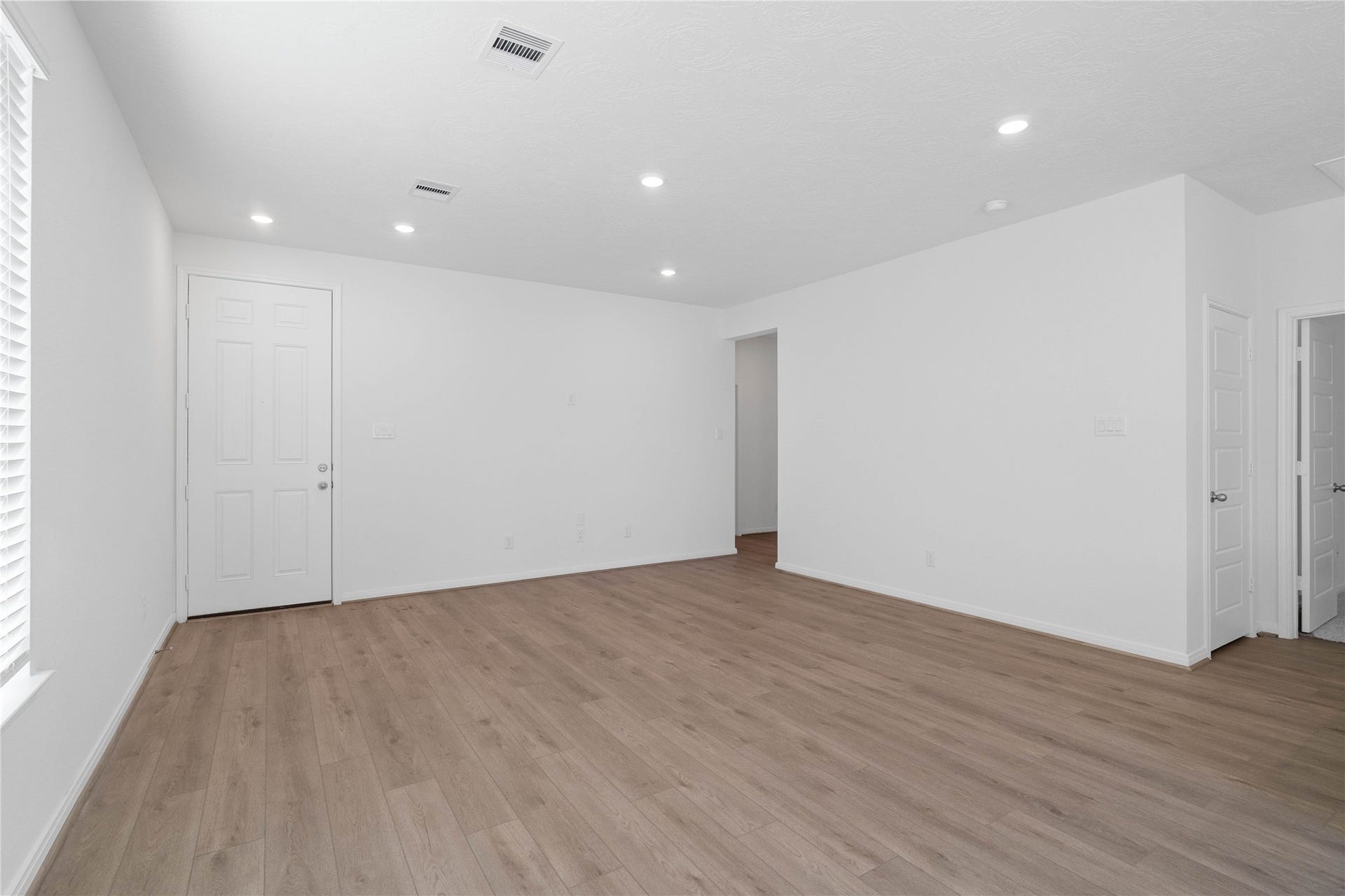 5619 Blackbird Lane, Hitchcock, TX 77563 Enter your new home at 5619 Blackbird Lane and be welcomed by the Layton Lake vinyl plank flooring in Soft Beige, and fresh, bright paint that combine to create a warm and inviting space.