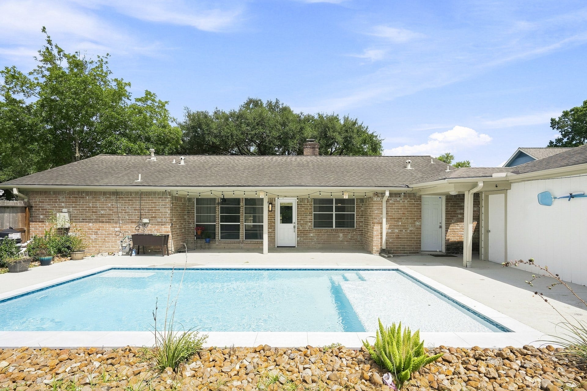 1135 Trowbridge Drive, Houston, TX 77062