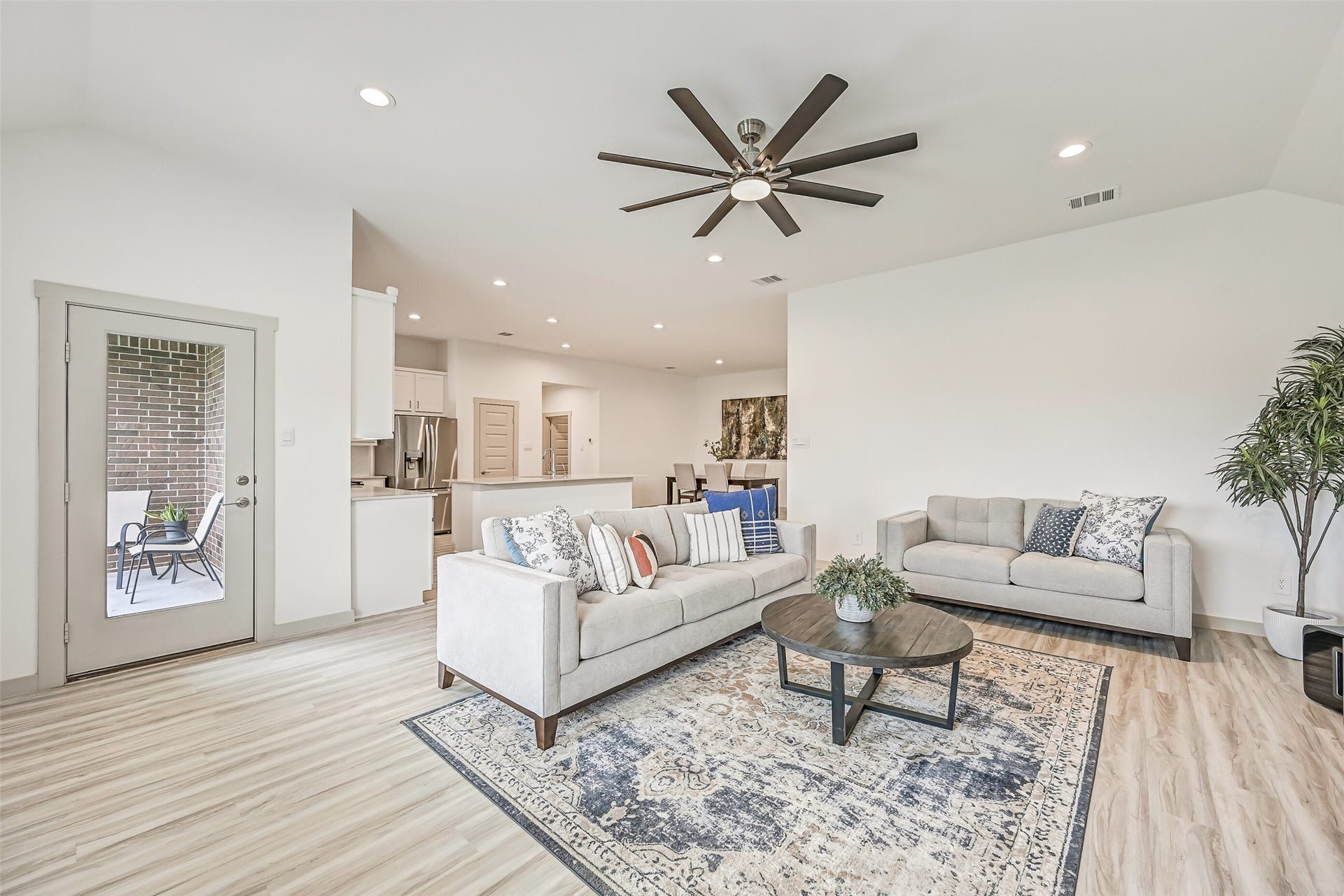 6204 Red Oak Court, League City, TX 77573 The generously sized family room opens directly to the kitchen and dining areas and features wood-look flooring, recessed lighting, a contemporary oversized ceiling fan and a full-glass door leading to the covered patio.
