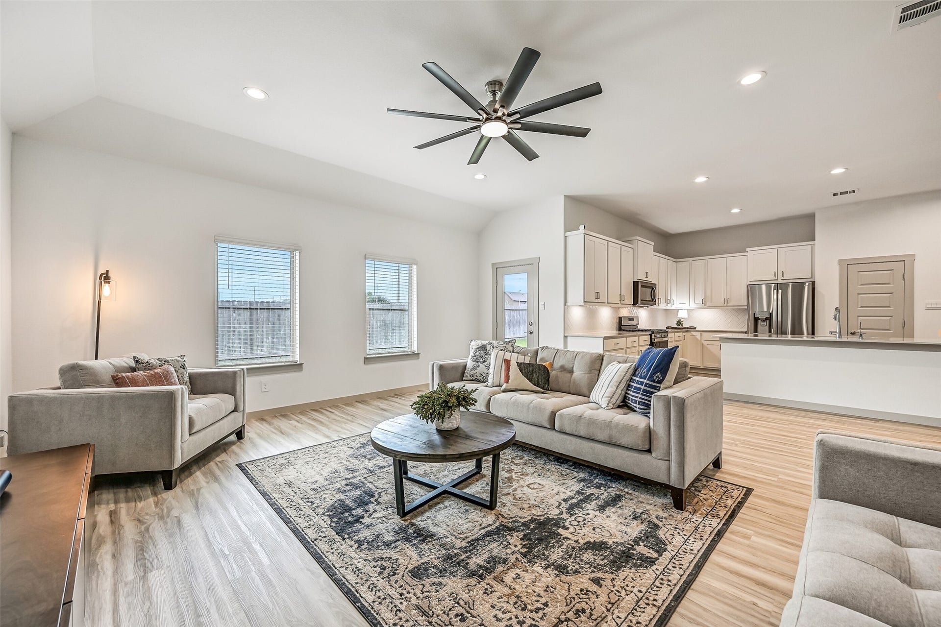 6204 Red Oak Court, League City, TX 77573 Abundant natural light fills the spacious family room through multiple rear-facing windows, while an oversized ceiling fan and neutral finishes complement the home's fresh contemporary style.