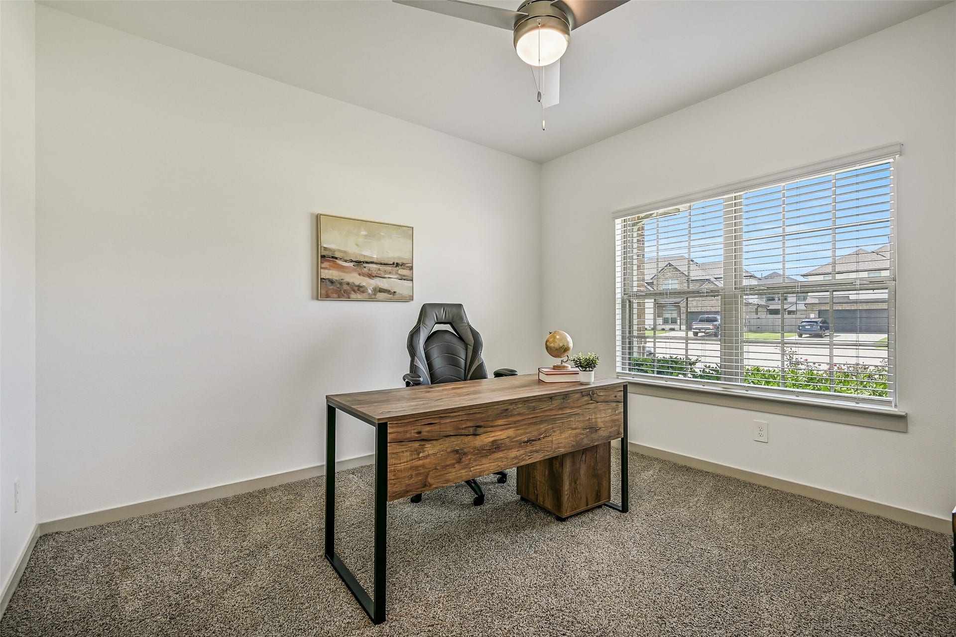 6204 Red Oak Court, League City, TX 77573 Positioned at the front of the home, this versatile bedroom offers a large window, ceiling fan and generous proportions, making it equally well suited for use as a private home office or study.