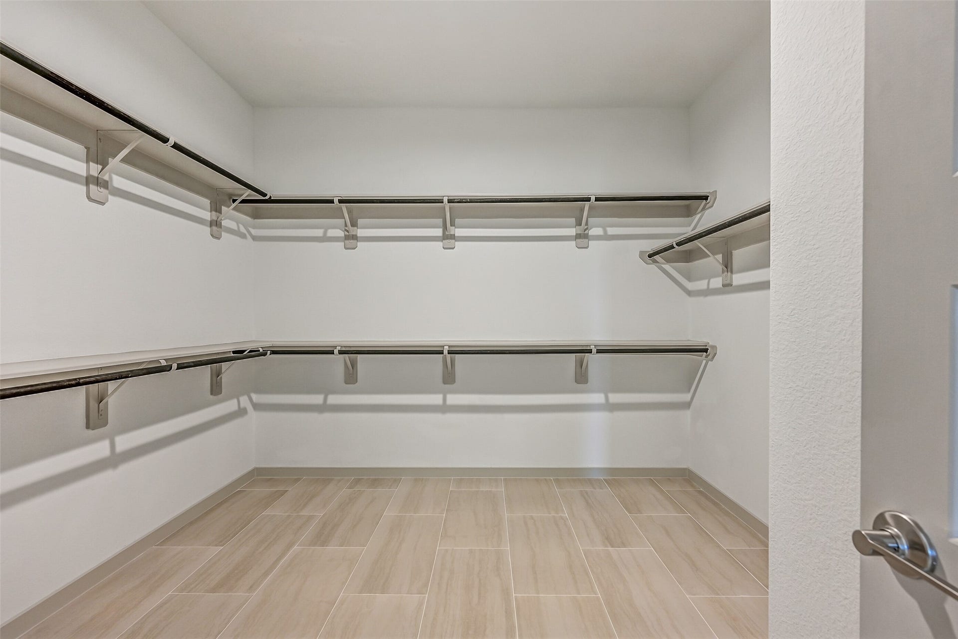 6204 Red Oak Court, League City, TX 77573 The generous primary walk-in closet provides extensive double-tier hanging and shelf space on multiple walls, along with easy-care tile flooring for exceptional storage and organization.