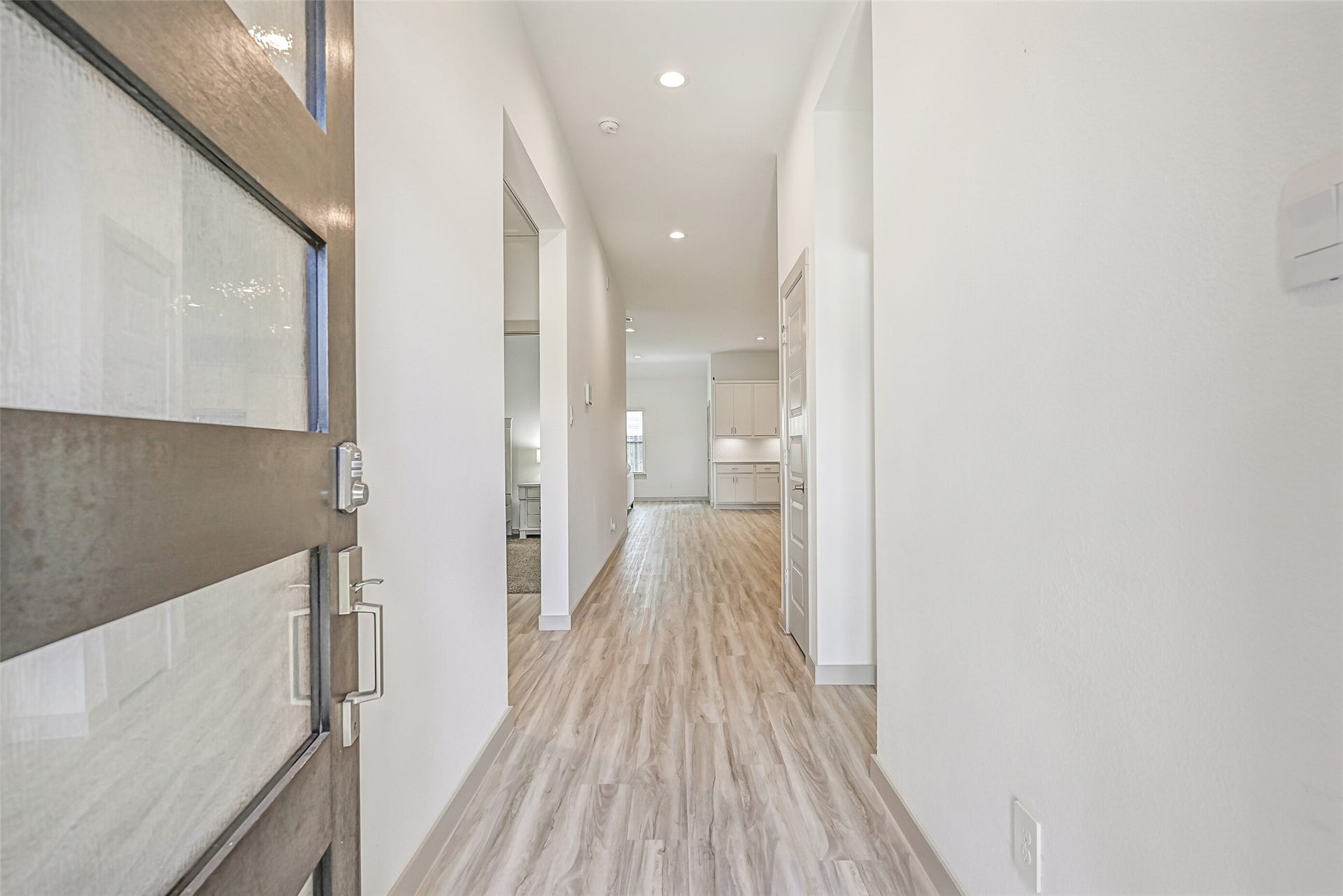 6204 Red Oak Court, League City, TX 77573 Step inside to a light & bright interior where neutral finishes, recessed lighting and beautiful wood-look flooring create a clean, contemporary first impression and lead into the open-concept living spaces.