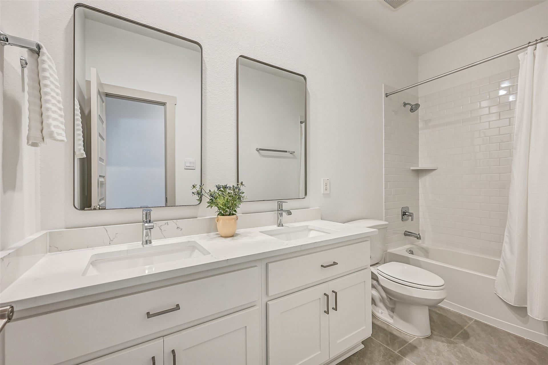6204 Red Oak Court, League City, TX 77573 The secondary bath offers plenty of space to share with dual undermount sinks, generous vanity storage, sleek fixtures and a tiled tub/shower combination.