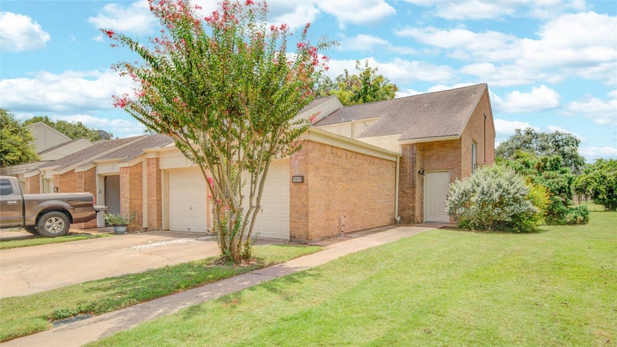 Property photo for 1826 Veranda Drive, West Columbia, TX