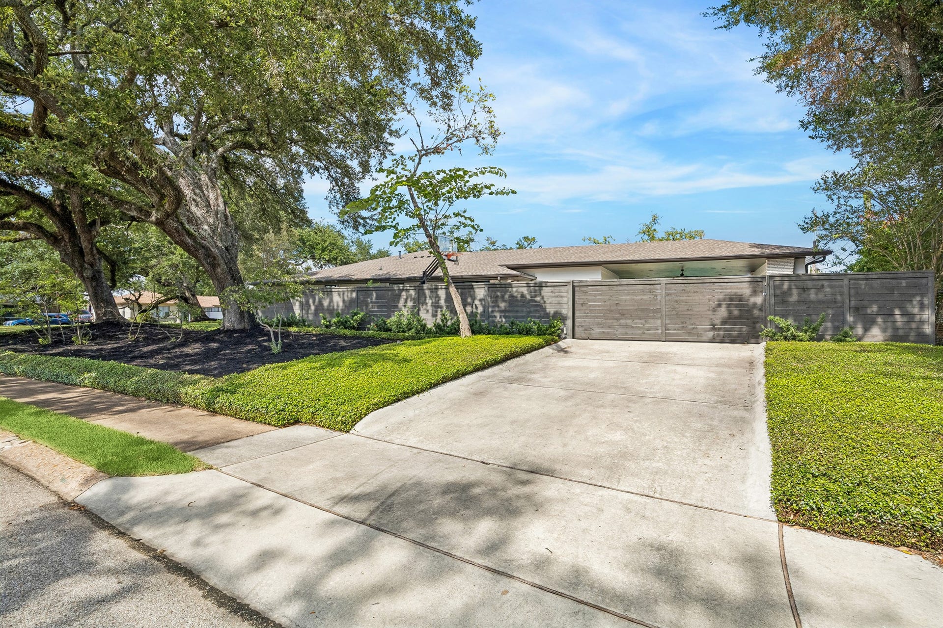 902 Worthshire Street, Houston, TX 77008 902 Worthshire Street, Houston, TX 77008