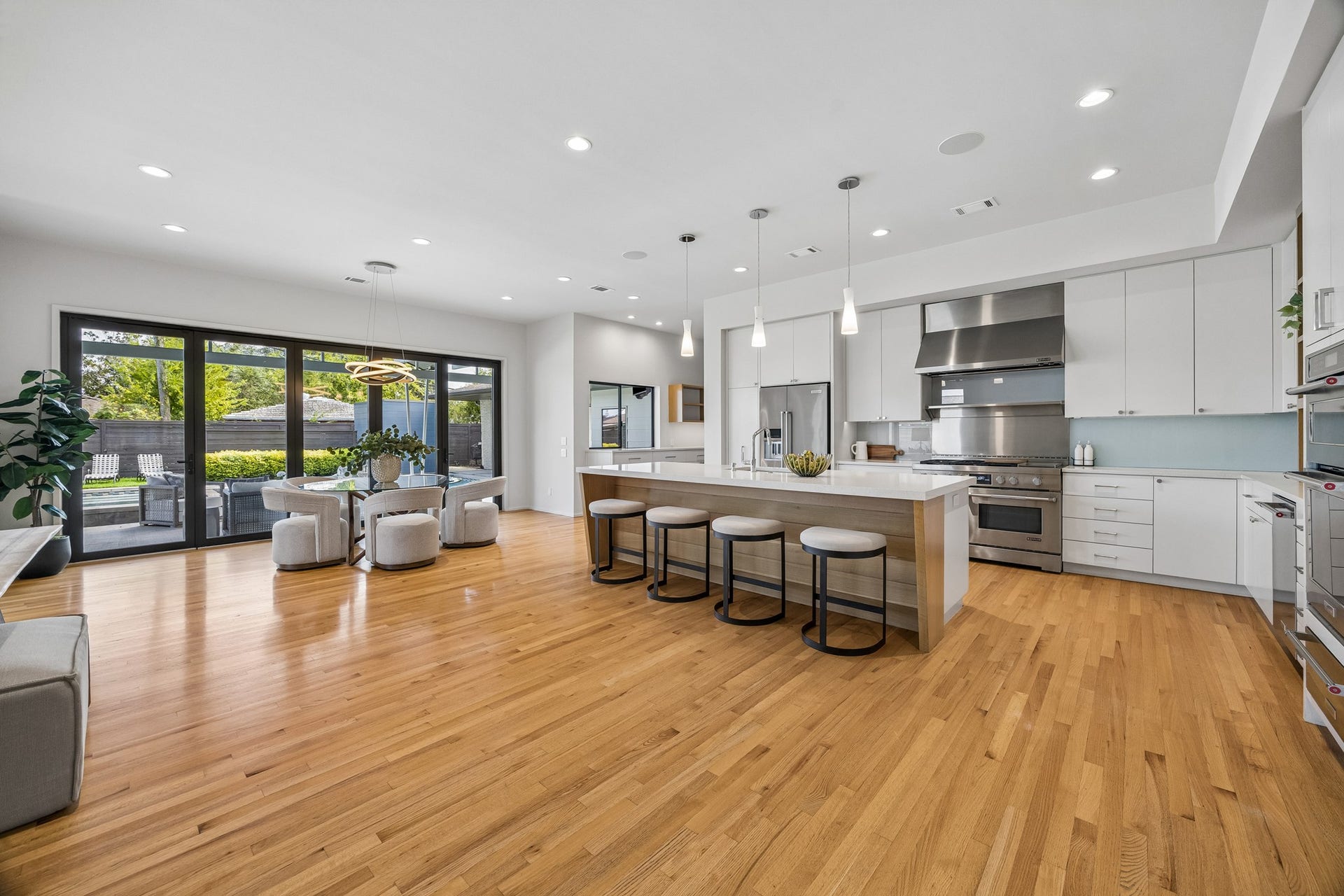 902 Worthshire Street, Houston, TX 77008 902 Worthshire Street, Houston, TX 77008