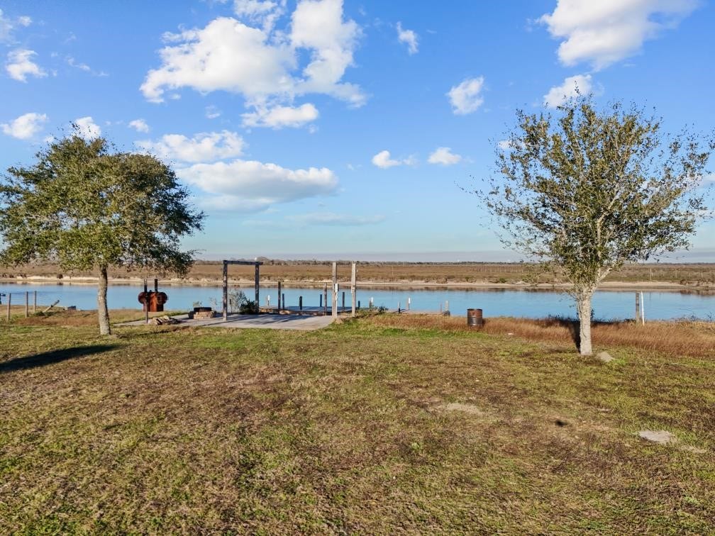9850 S Redfish Drive, Hitchcock, TX 77563 9850 S Redfish Drive, Hitchcock, TX 77563