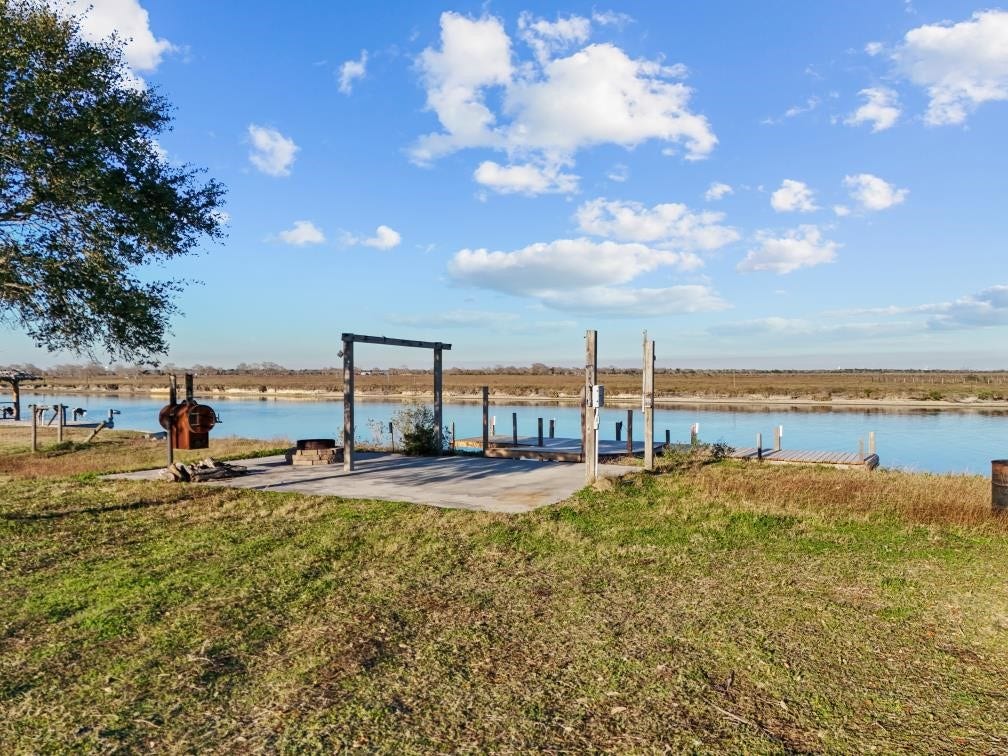 9850 S Redfish Drive, Hitchcock, TX 77563 9850 S Redfish Drive, Hitchcock, TX 77563
