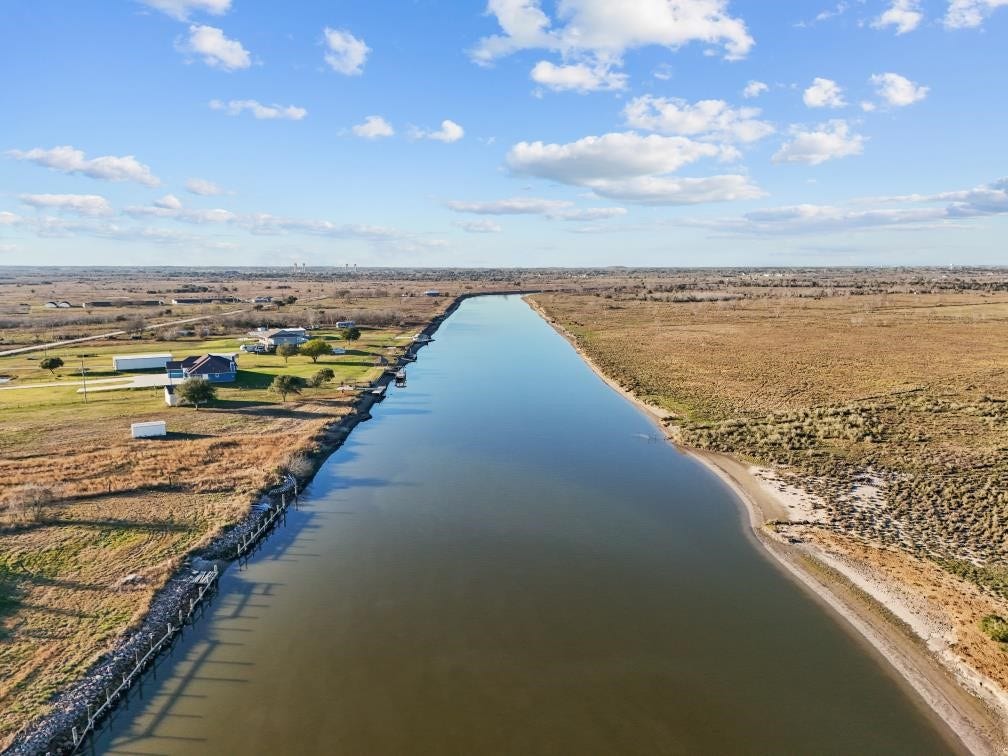 9850 S Redfish Drive, Hitchcock, TX 77563 9850 S Redfish Drive, Hitchcock, TX 77563