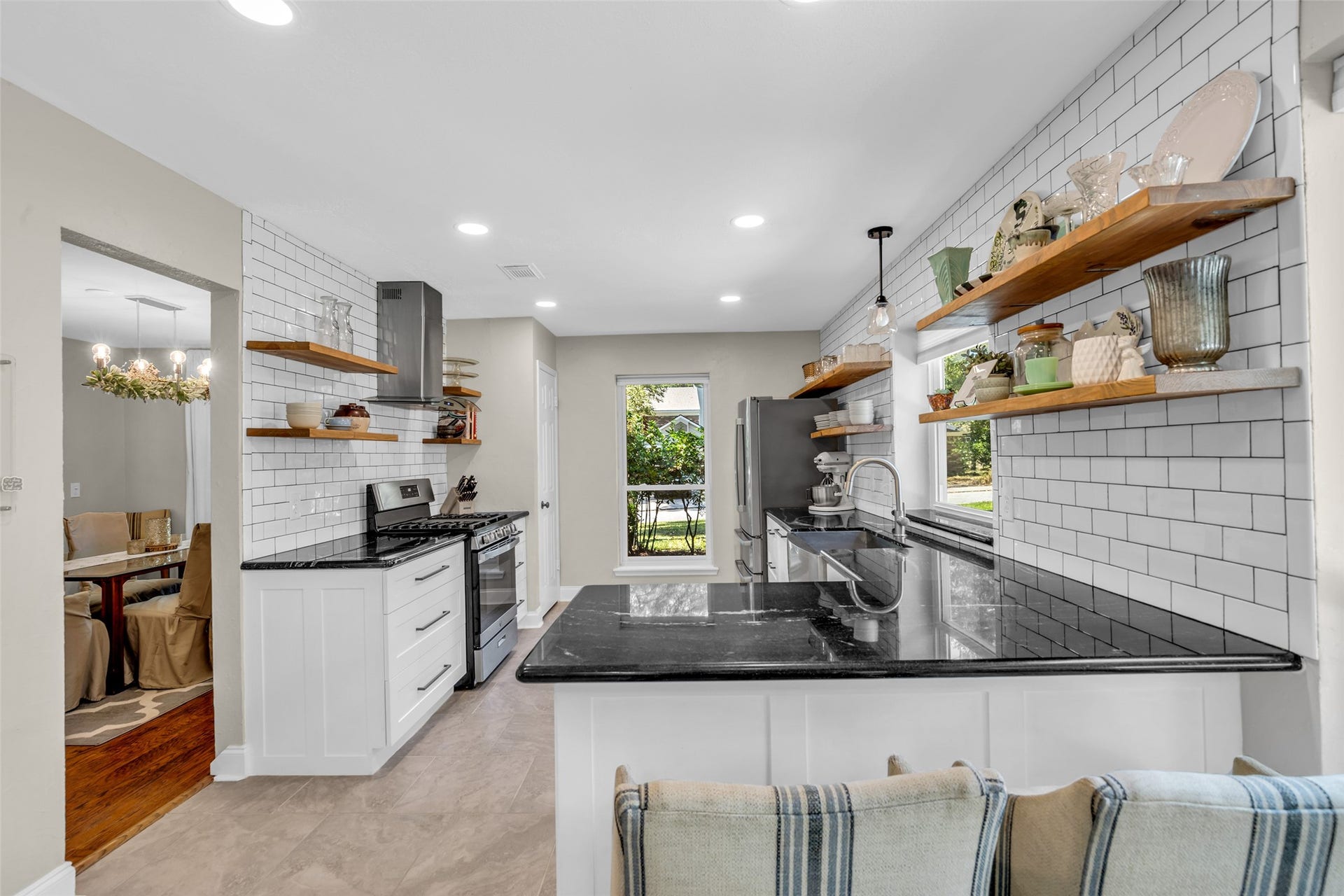 2 Tall Sky Place, The Woodlands, TX 77381 Completely updated kitchen and appliances in 2022