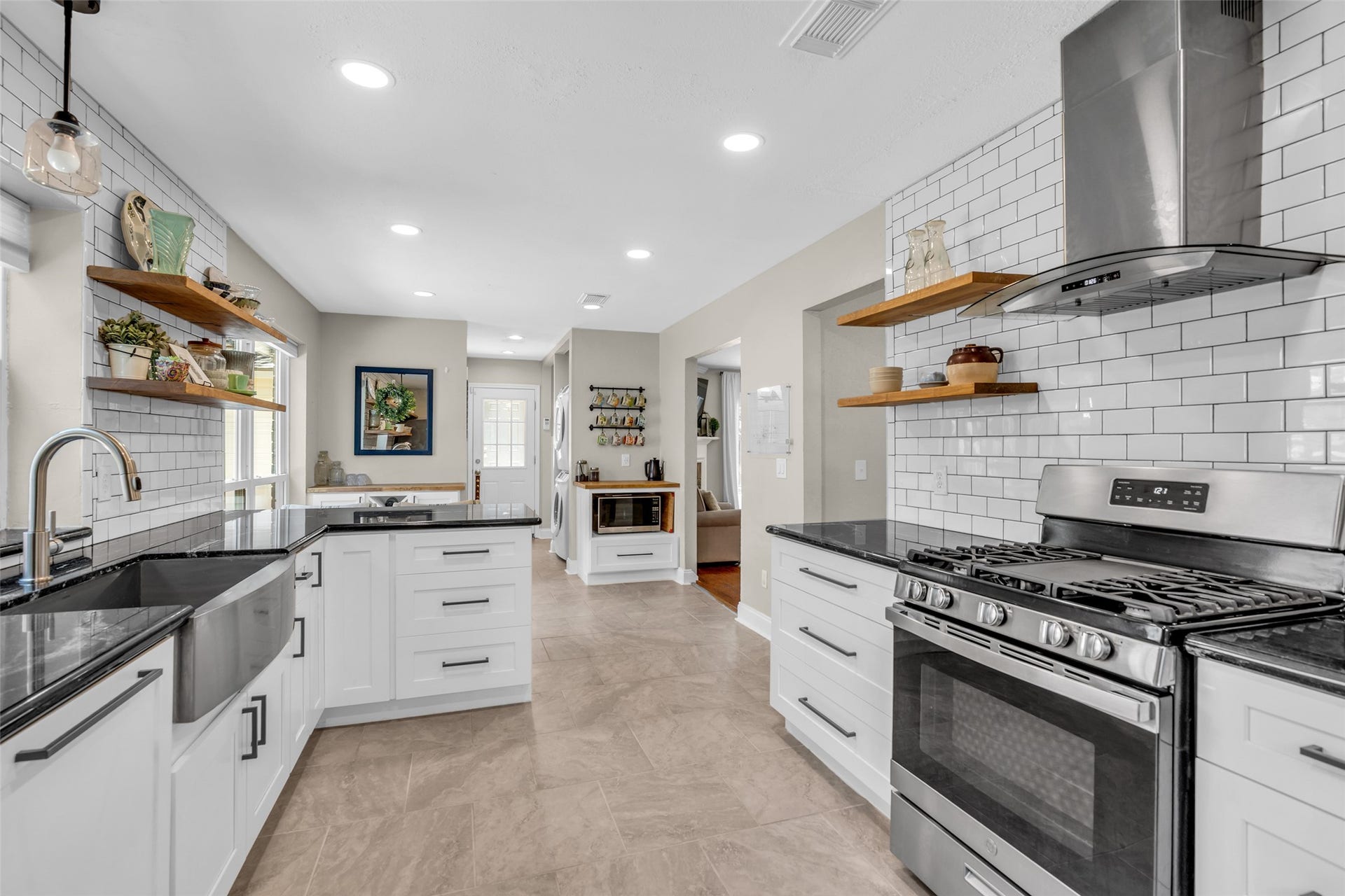 2 Tall Sky Place, The Woodlands, TX 77381 pdated cabinets, flooring, & granite countertops
