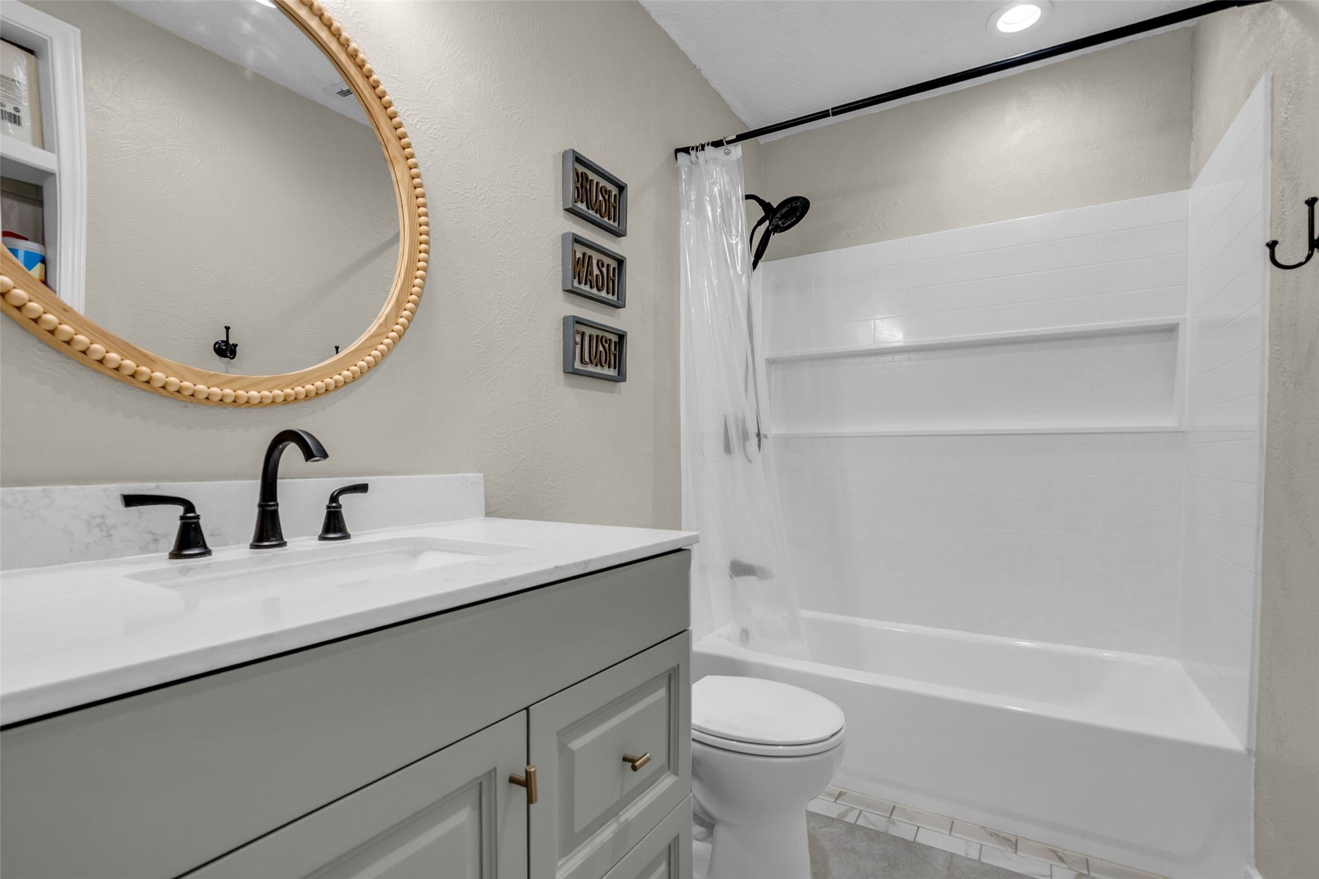 2 Tall Sky Place, The Woodlands, TX 77381 Secondary Full Bath