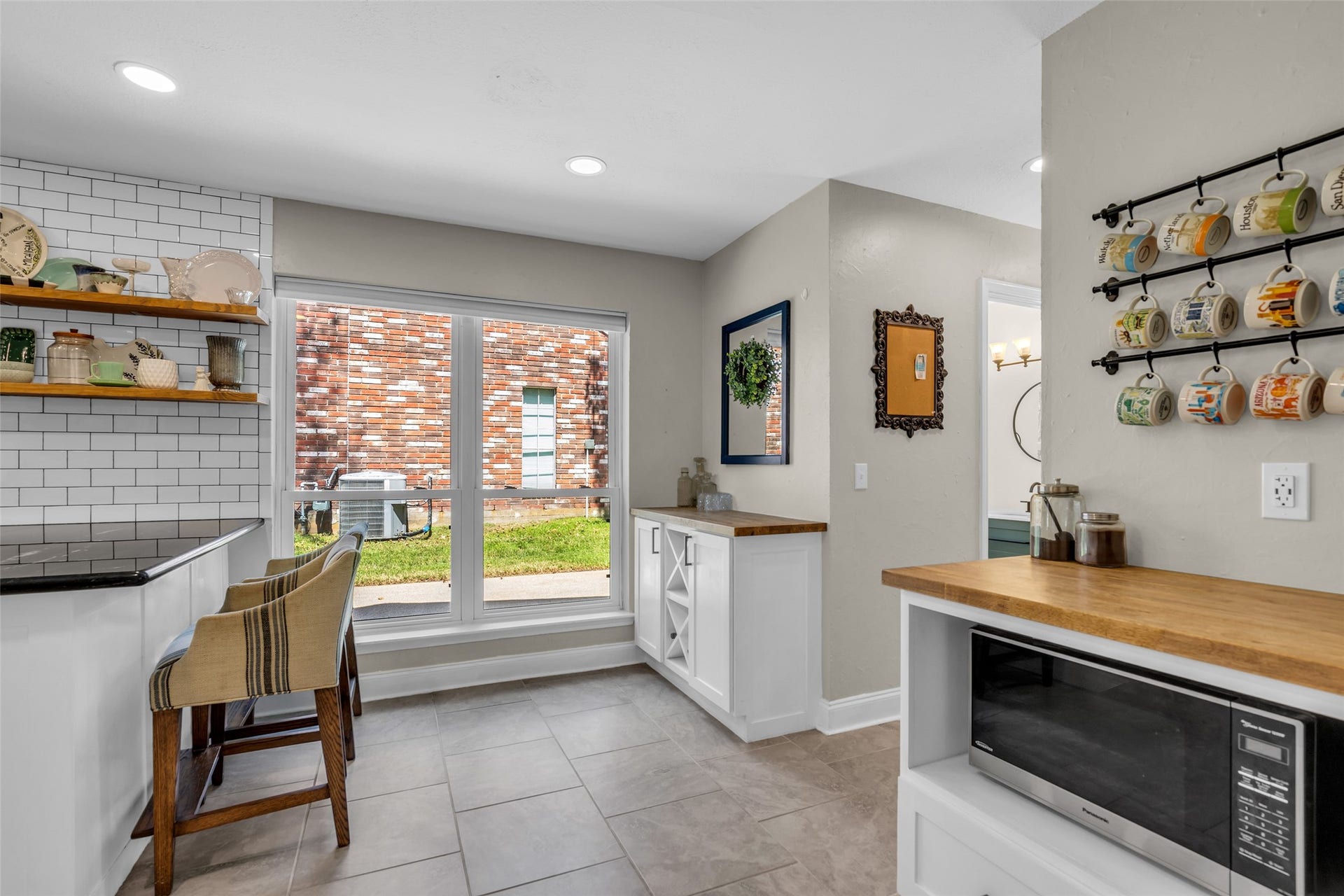 2 Tall Sky Place, The Woodlands, TX 77381 Breakfast bar