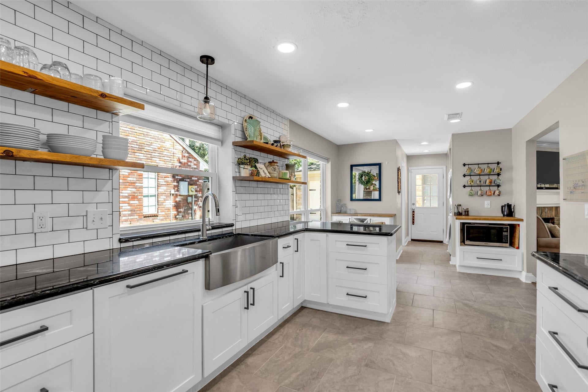2 Tall Sky Place, The Woodlands, TX 77381 pdated cabinets, flooring, & granite countertops