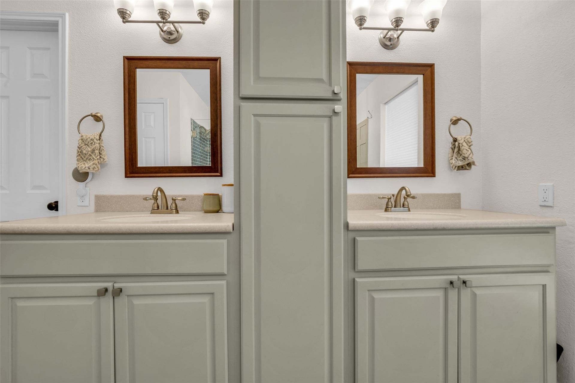 2 Tall Sky Place, The Woodlands, TX 77381 Double vanity sinks