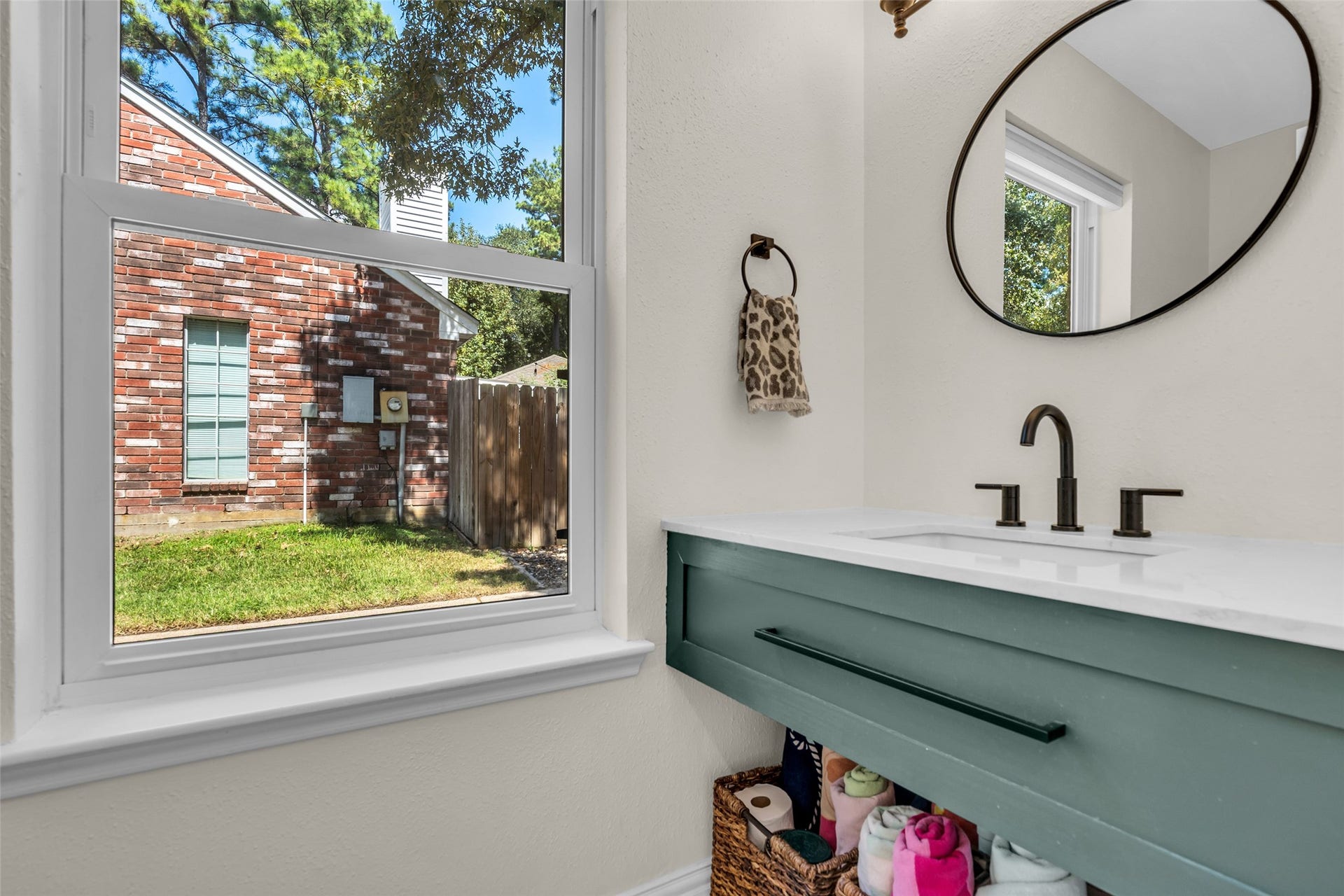 2 Tall Sky Place, The Woodlands, TX 77381 Updated Half Bath