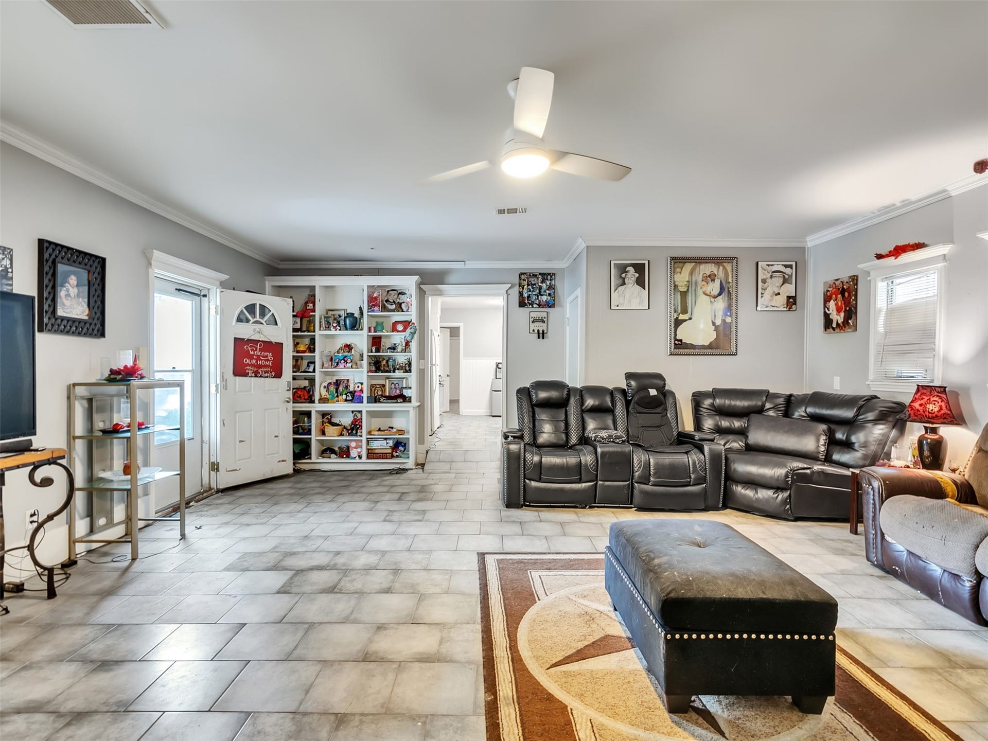 815 Avenue G, South Houston, TX 77587 With plenty of room to spread out and a convenient opening to the kitchen, this spacious living area is designed for comfortable everyday living and easy entertaining.