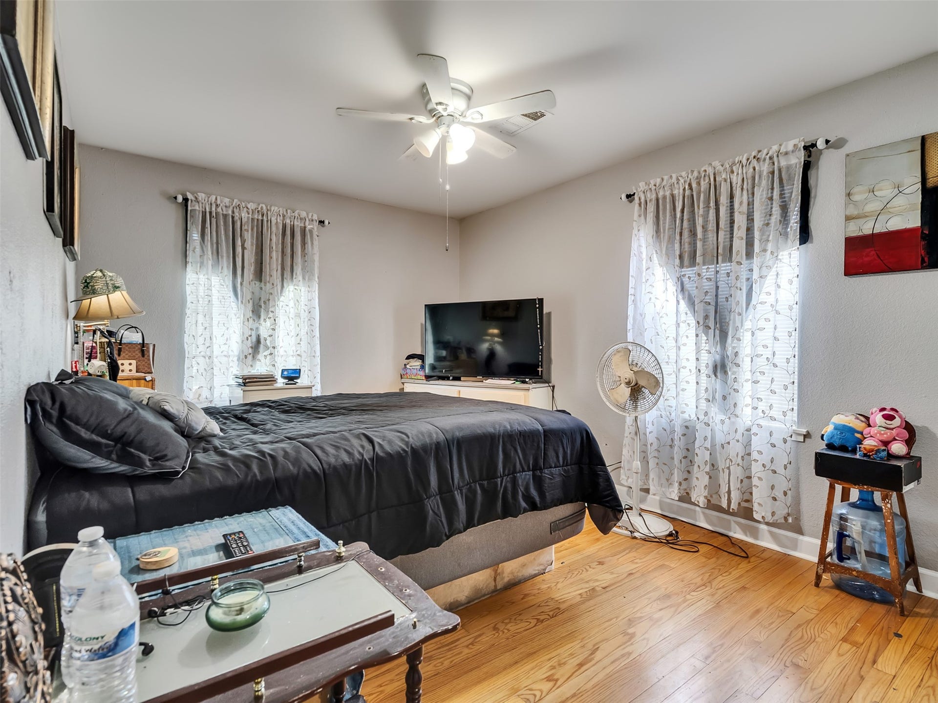 815 Avenue G, South Houston, TX 77587 Two windows fill this bedroom with natural light, creating a bright and cheerful retreat that's ready to make your own!