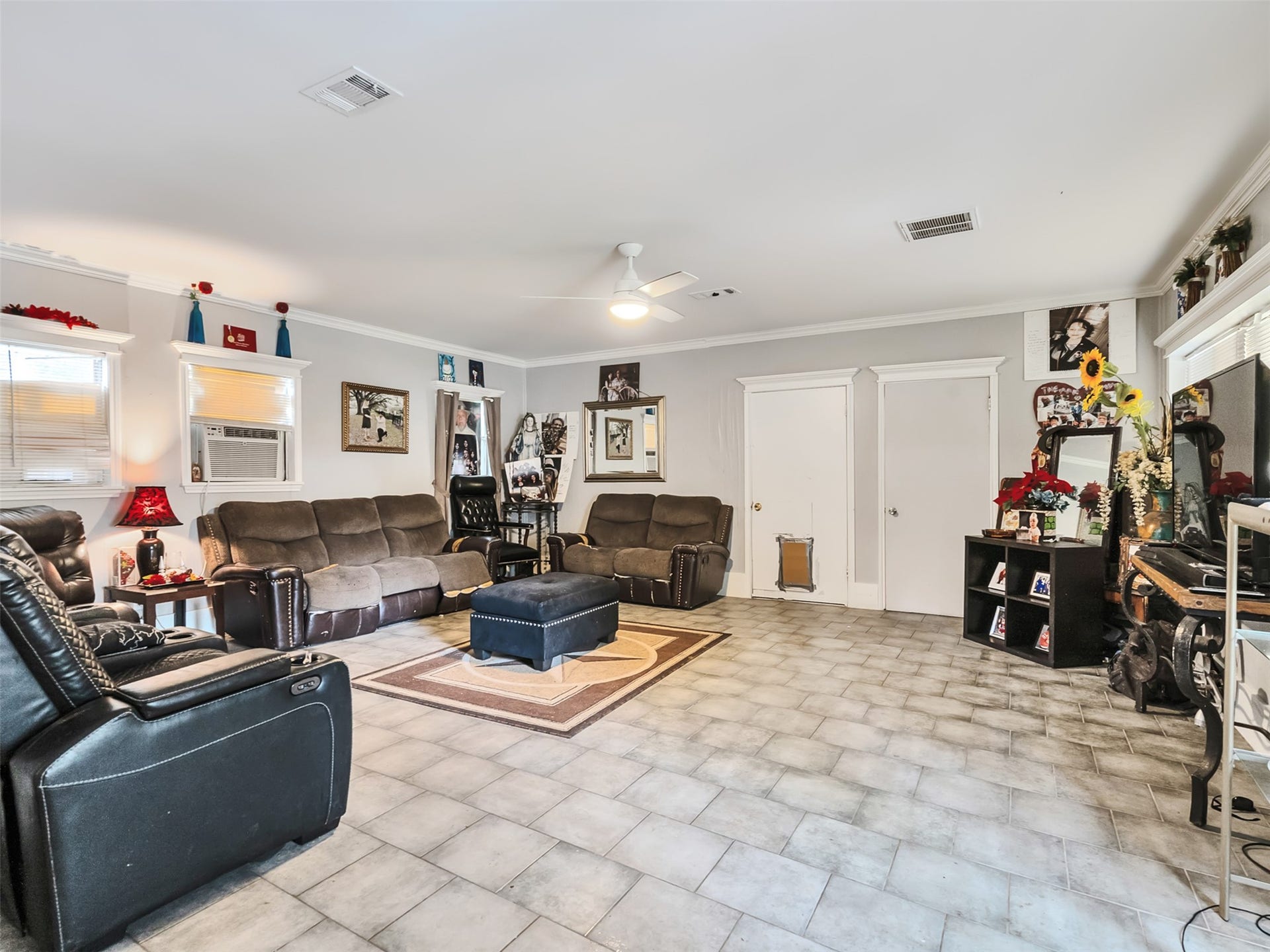 815 Avenue G, South Houston, TX 77587 This comfortable living room offers the flexibility to make the space your own.