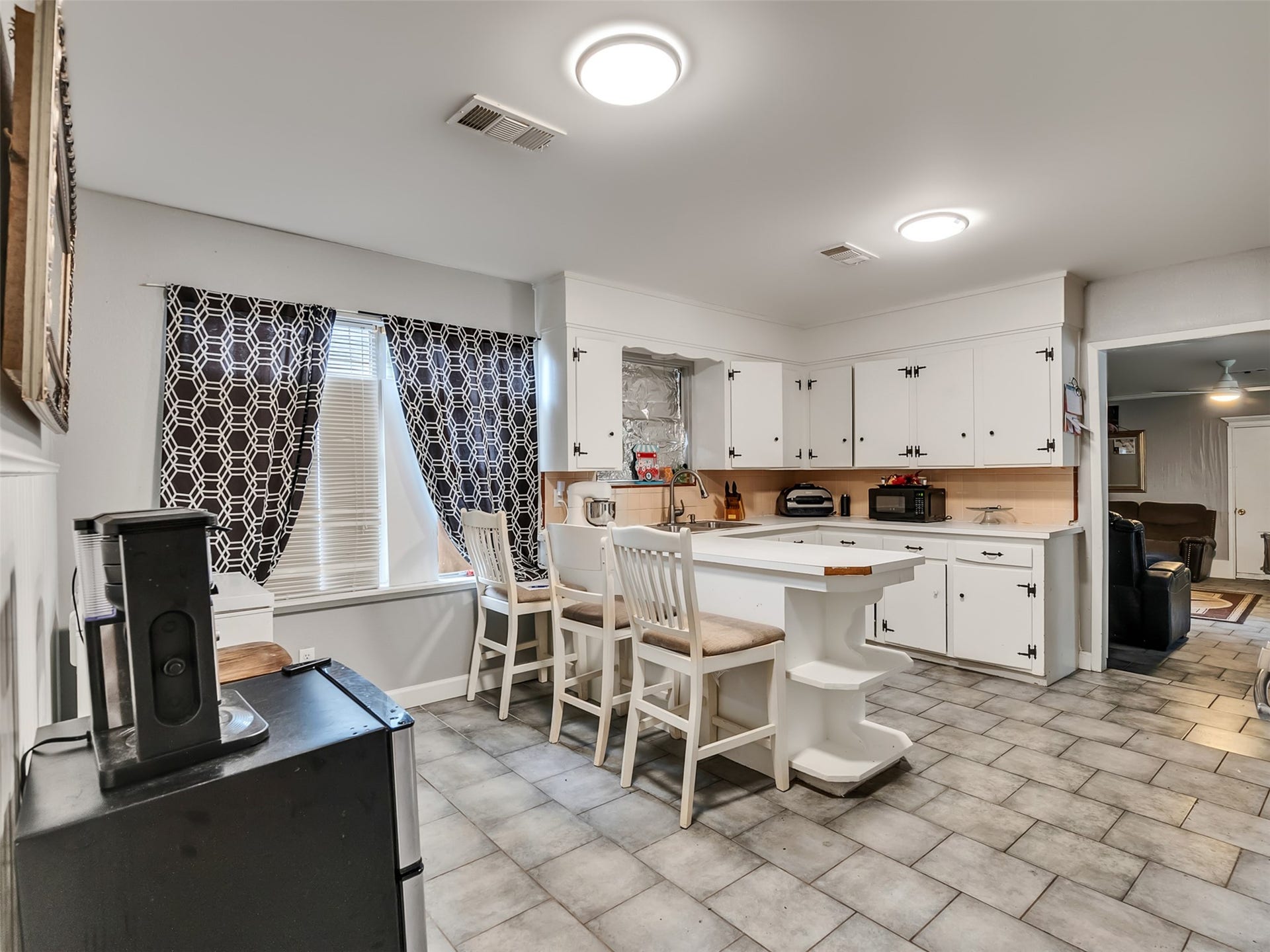 815 Avenue G, South Houston, TX 77587 Natural light pours in through the kitchen window, while the open doorway to the living room creates a connected and inviting space that's perfect for everyday living.