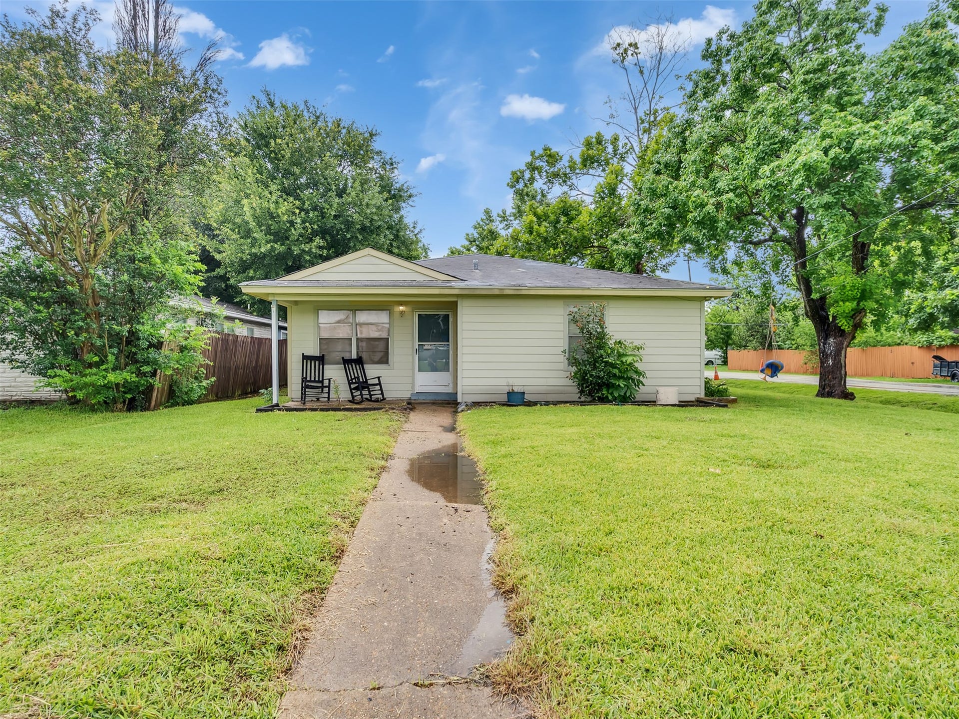 815 Avenue G, South Houston, TX 77587 Let's make this one your next address!
